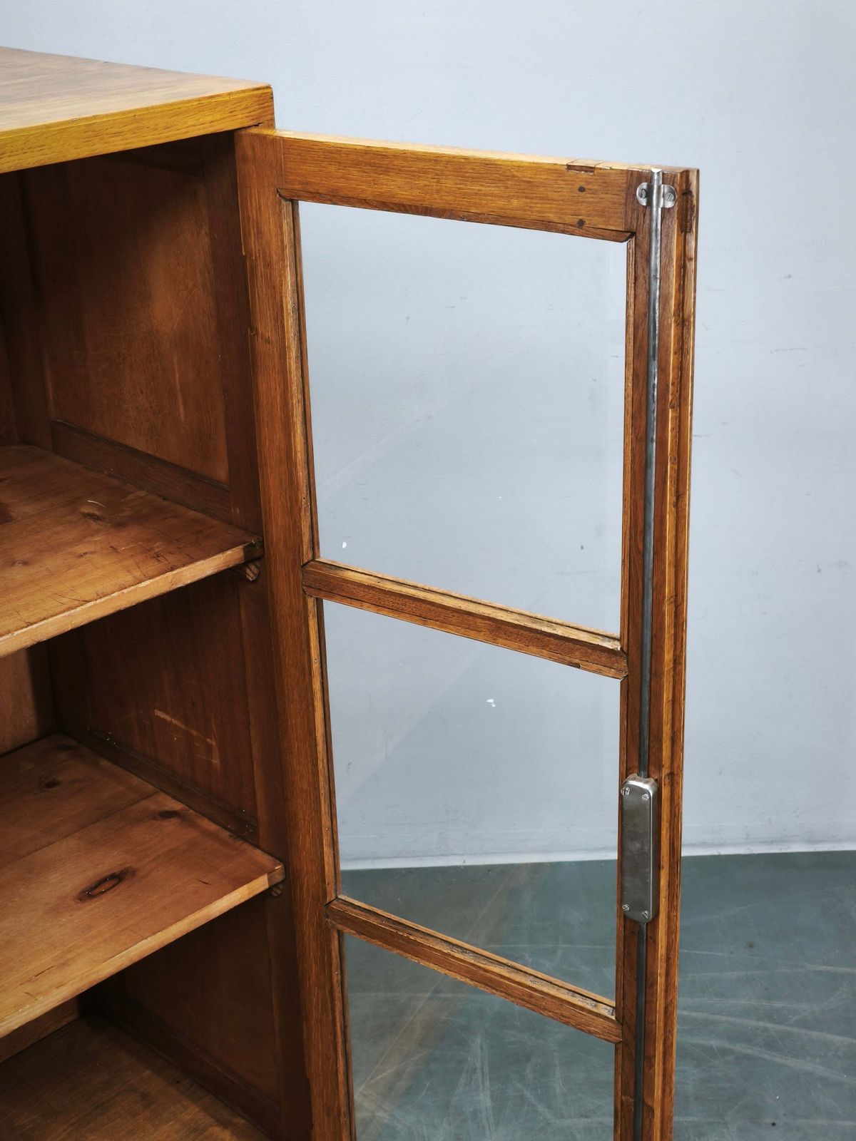 Tsjechische eikenhouten glazen boekenkast uit de jaren 1930, afkomstig uit een Baťa-fabriek photo furniture