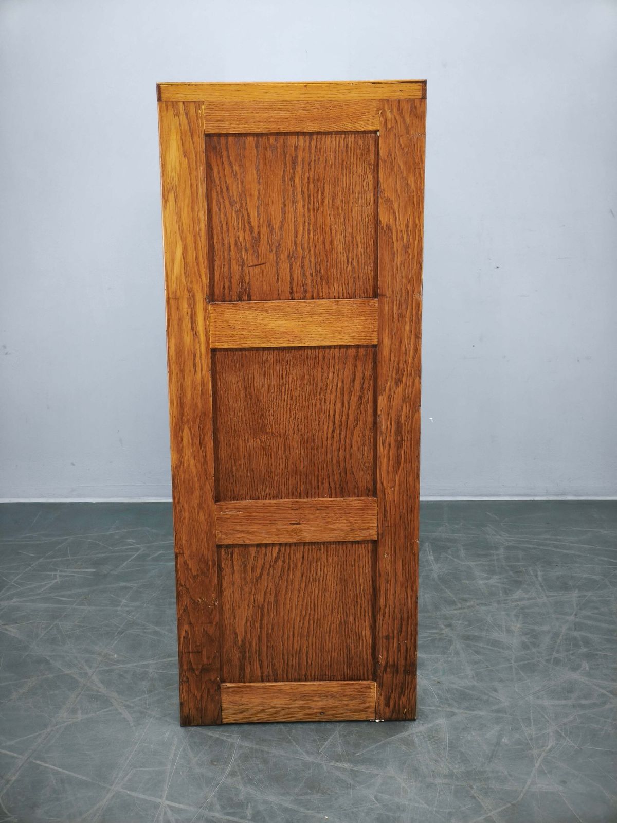 photo buy Tsjechische eikenhouten glazen boekenkast uit de jaren 1930, afkomstig uit een Baťa-fabriek