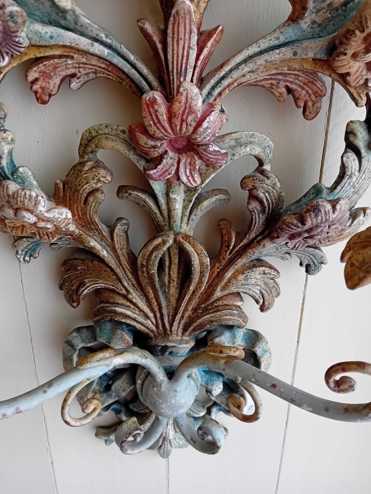 Wandlamp Rococo Vintage Stijl Handgesneden Hout, Gips en Beschilderd photo for sale