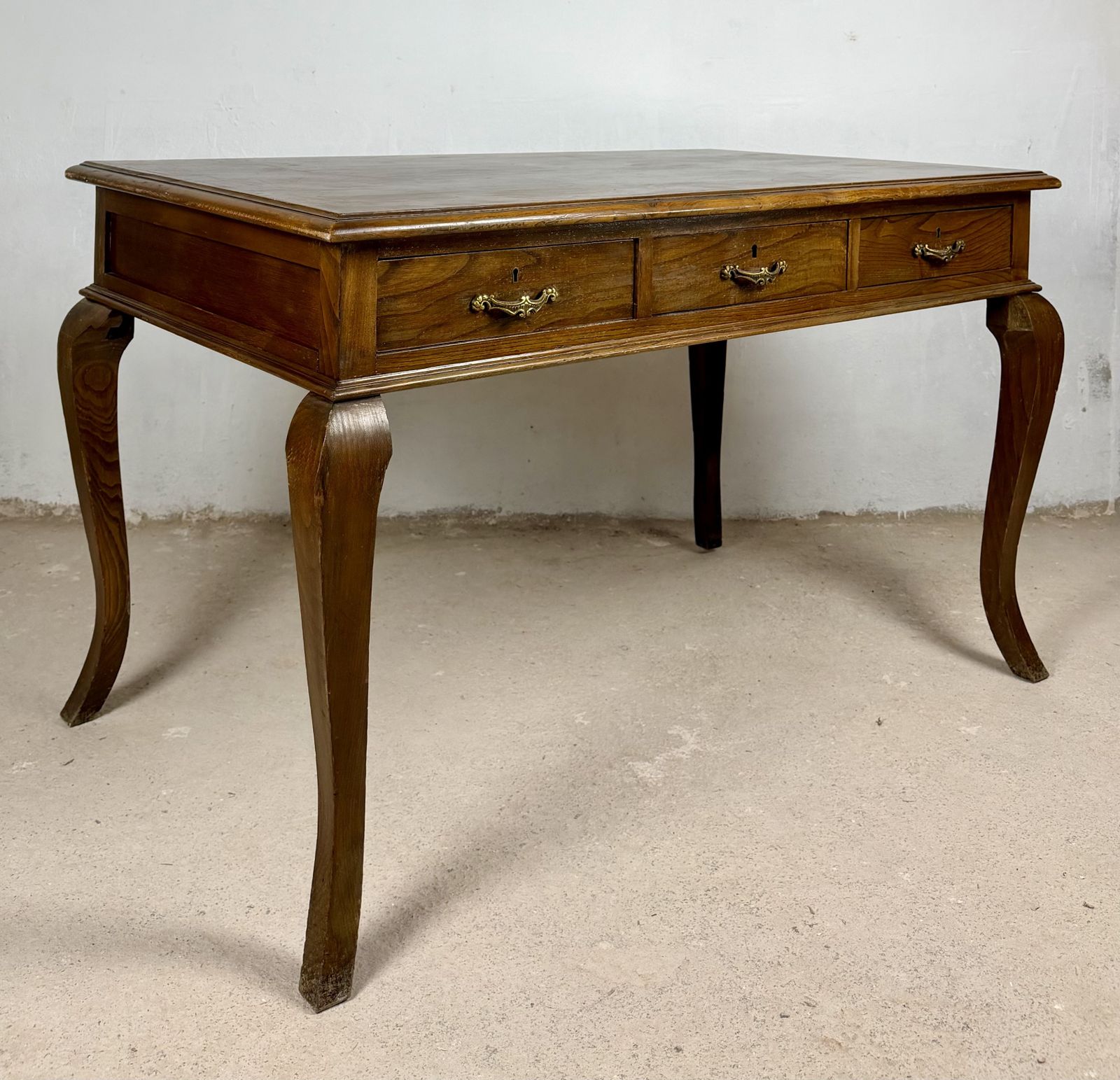 Spaans eiken schrijfbureau met drie lades, midden 20e eeuw photo buy