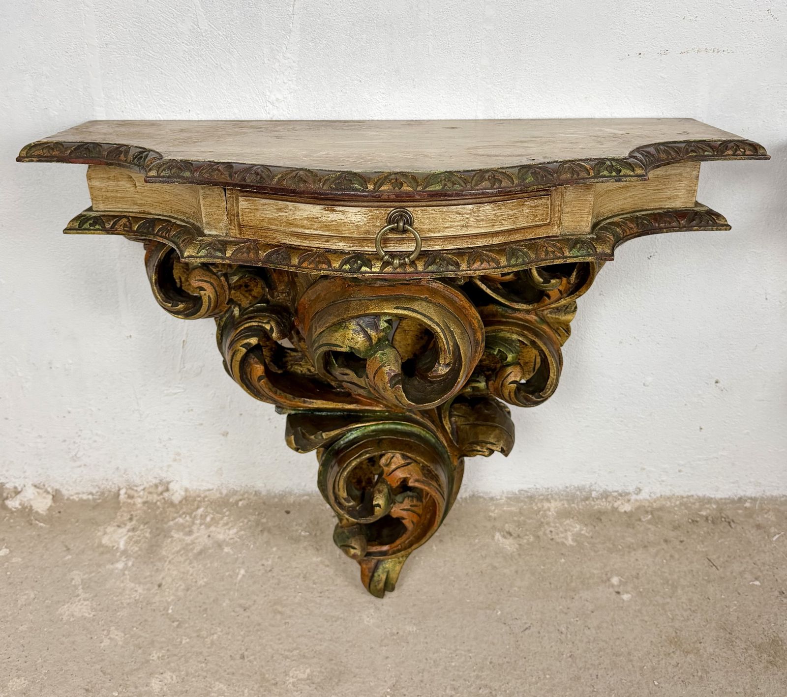 Paar Italiaanse polychroom beschilderde wandconsoles met marmeren blad, midden 20e eeuw photo buy