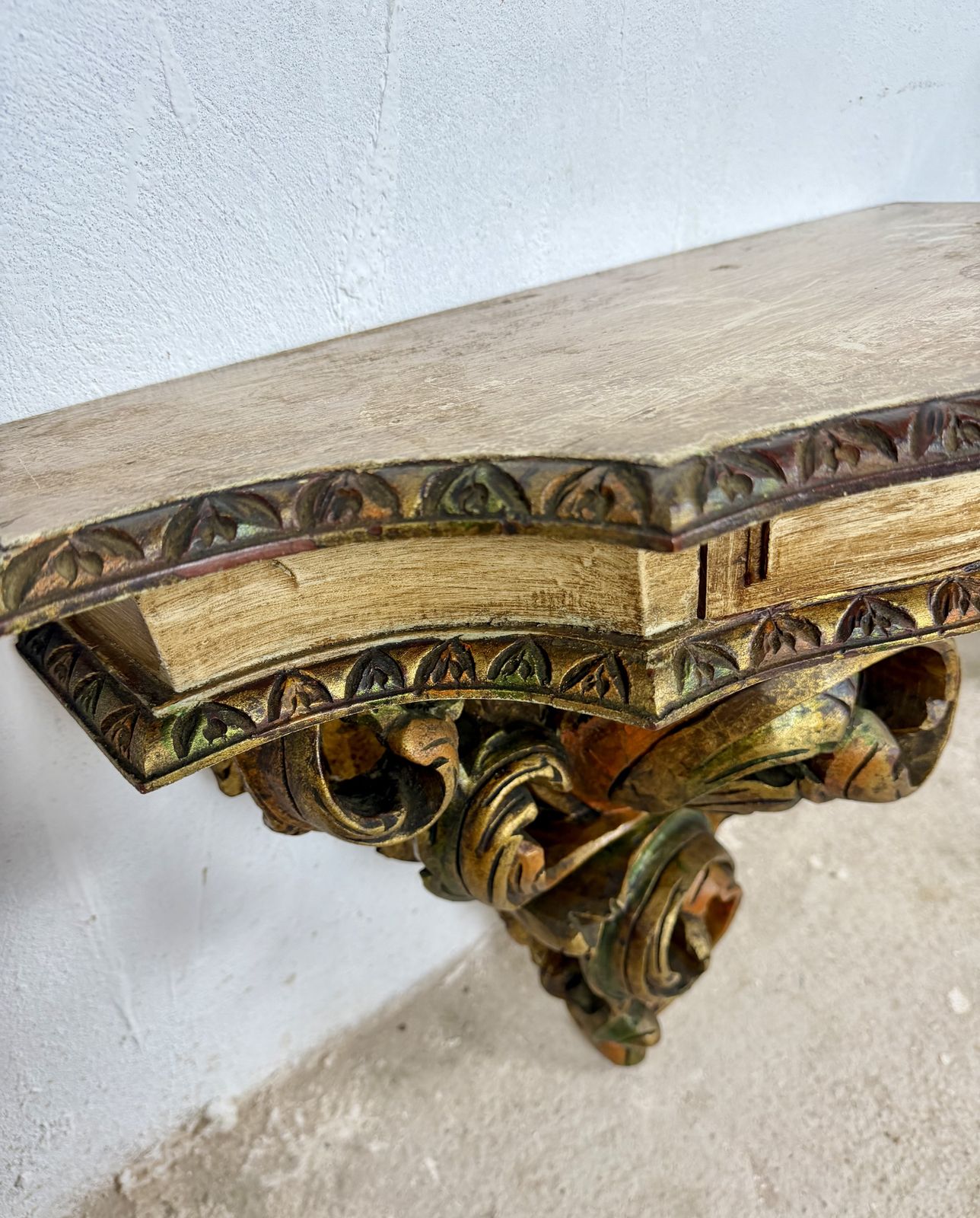 photo furniture Paar Italiaanse polychroom beschilderde wandconsoles met marmeren blad, midden 20e eeuw
