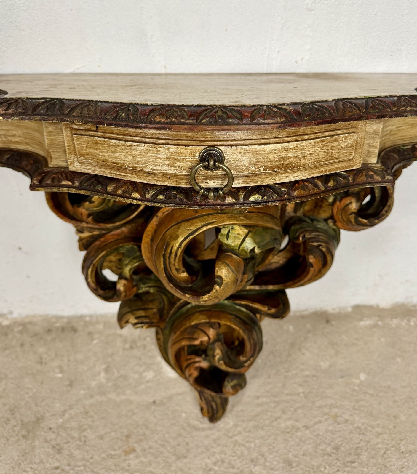 photo vinterior Paar Italiaanse polychroom beschilderde wandconsoles met marmeren blad, midden 20e eeuw
