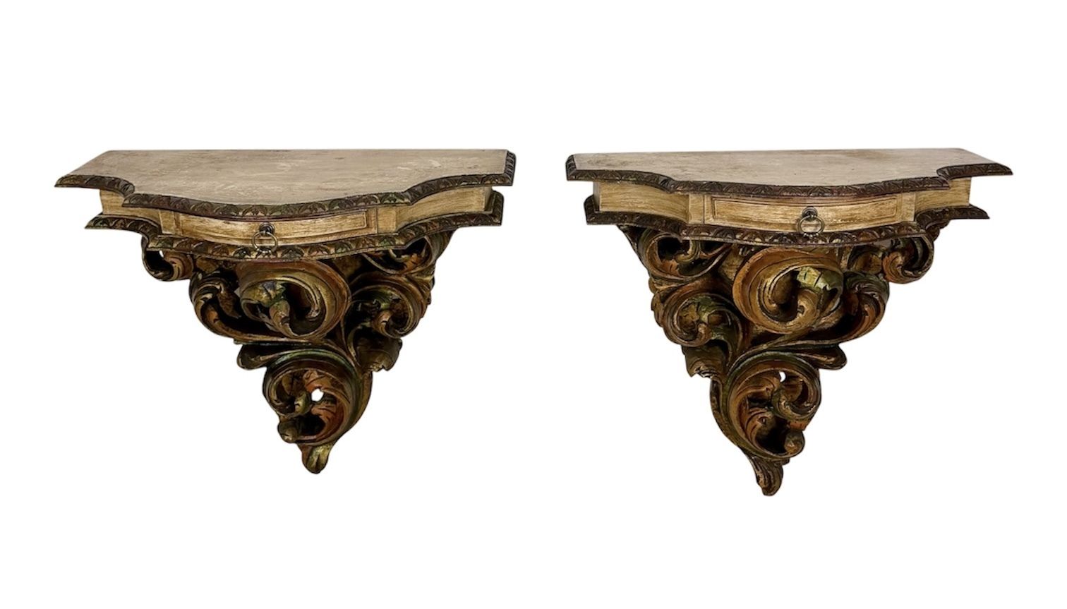 Paar Italiaanse polychroom beschilderde wandconsoles met marmeren blad, midden 20e eeuw