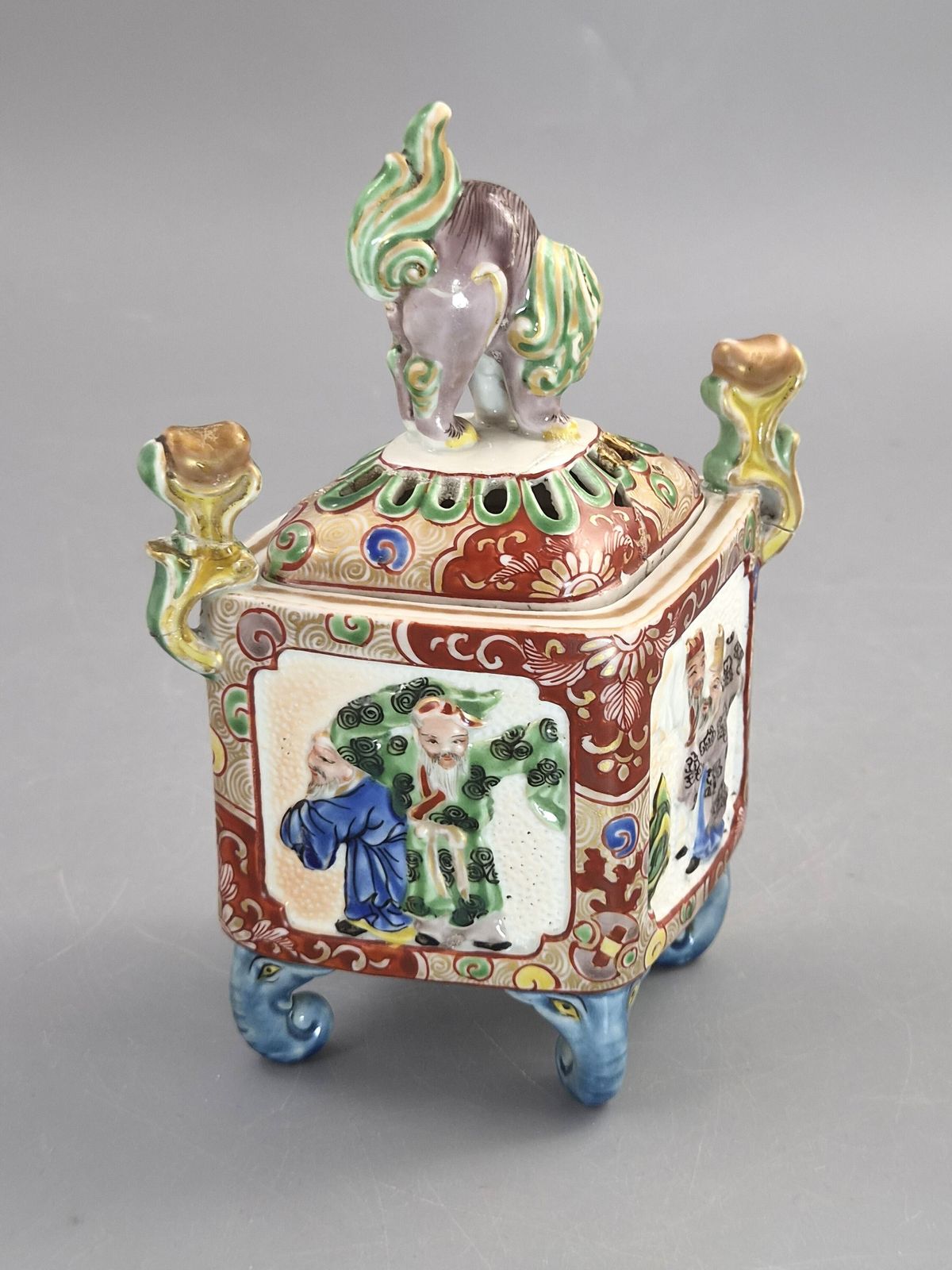 Japanse Kutani porseleinen Koro wierookbrander, Karashishi bekroning en olifantenkopvoeten, Meiji-periode ca. 1890, antieke wierookbrander photo for sale
