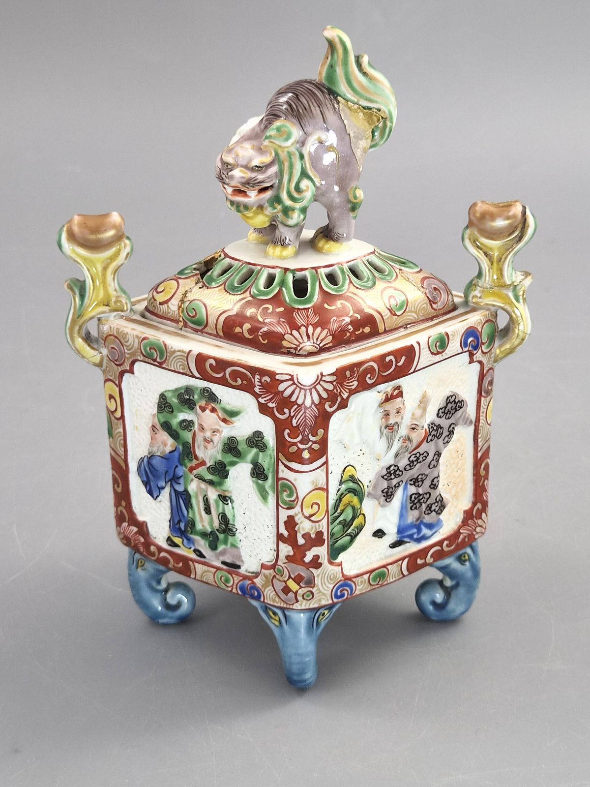 Japanse Kutani porseleinen Koro wierookbrander, Karashishi bekroning en olifantenkopvoeten, Meiji-periode ca. 1890, antieke wierookbrander photo Woonaccessoires