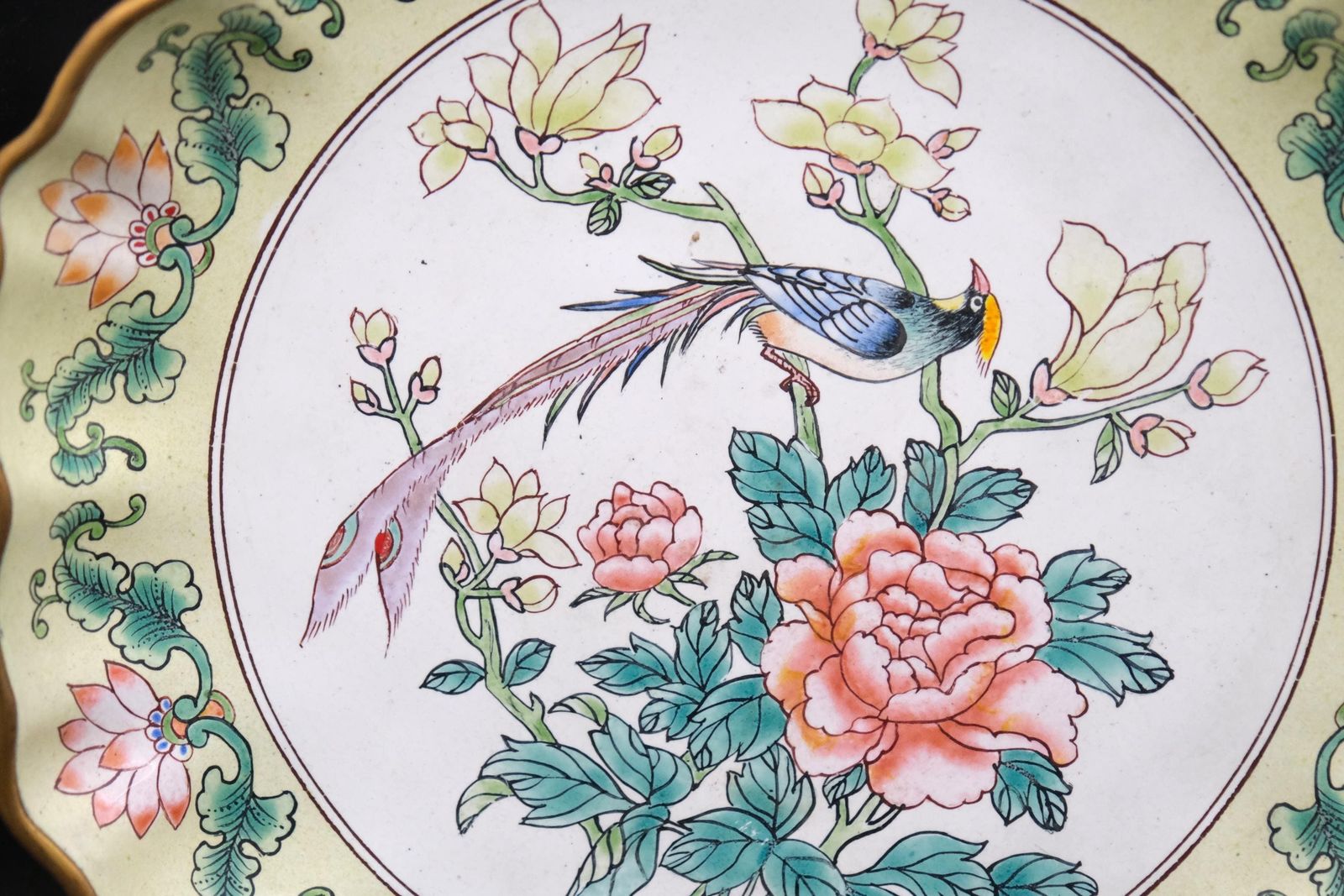 Paar Chinese beschilderde emailborden (Hua Falang), Qing-stijl, 19e/20e eeuw, vogel en pioenroos, koperen borden photo for sale