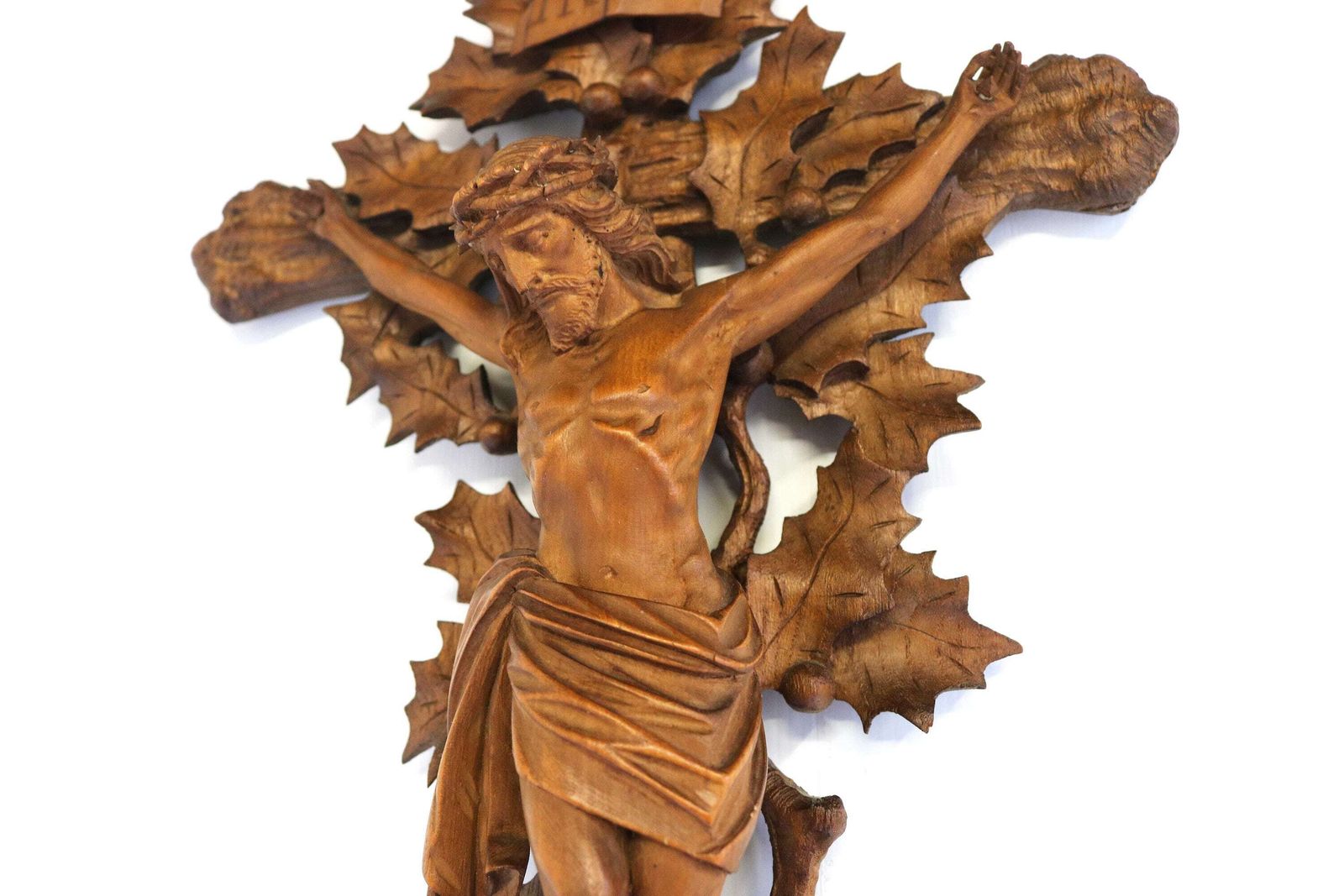 Antiek handgesneden houten Black Forest kruisbeeld met Corpus Christi sculptuur, vakkundig houtsnijwerk, religieus kerkstuk, ca. 1900 photo furniture