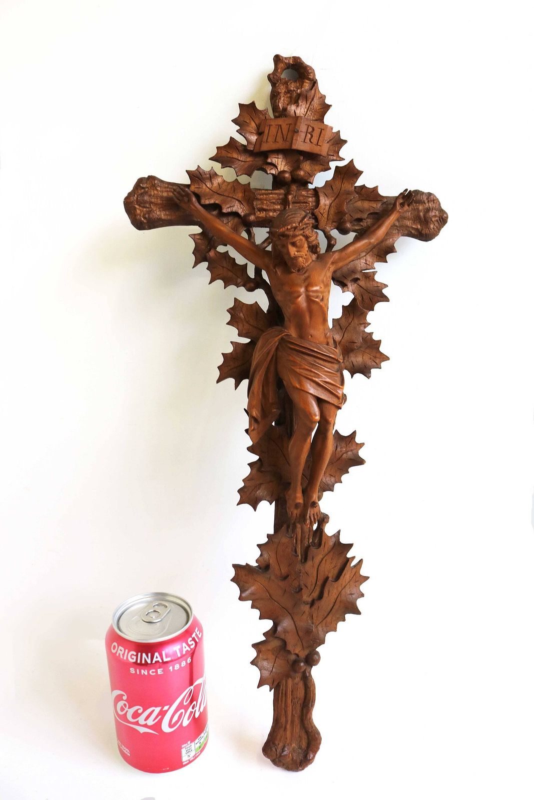 photo furniture Antiek handgesneden houten Black Forest kruisbeeld met Corpus Christi sculptuur, vakkundig houtsnijwerk, religieus kerkstuk, ca. 1900