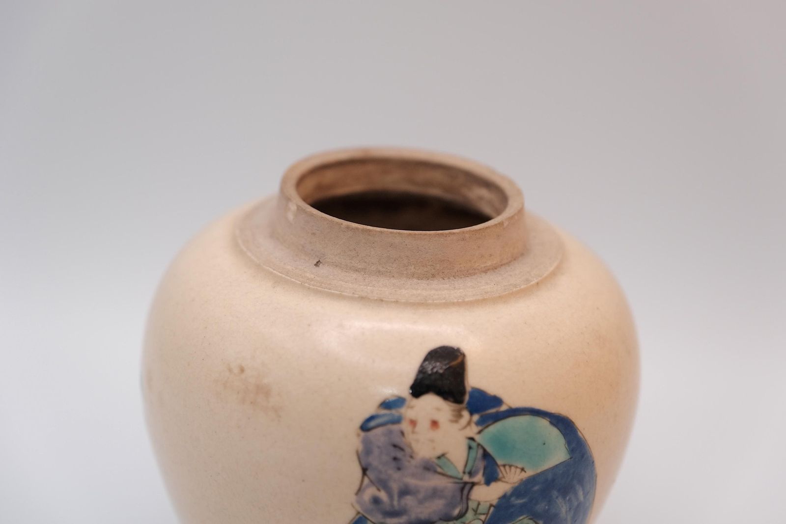 Antiek Japans Satsuma-stijl gemberpotje | Handgeschilderd aardewerk met craquelé glazuur | Meiji Taisho periode Aziatische kunst photo for sale