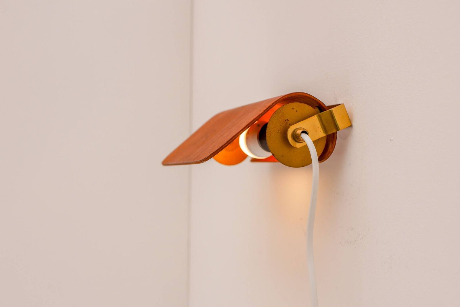 Vintage teakhouten wandlamp. Klassiek mid-century modern Scandinavisch design. photo vinterior