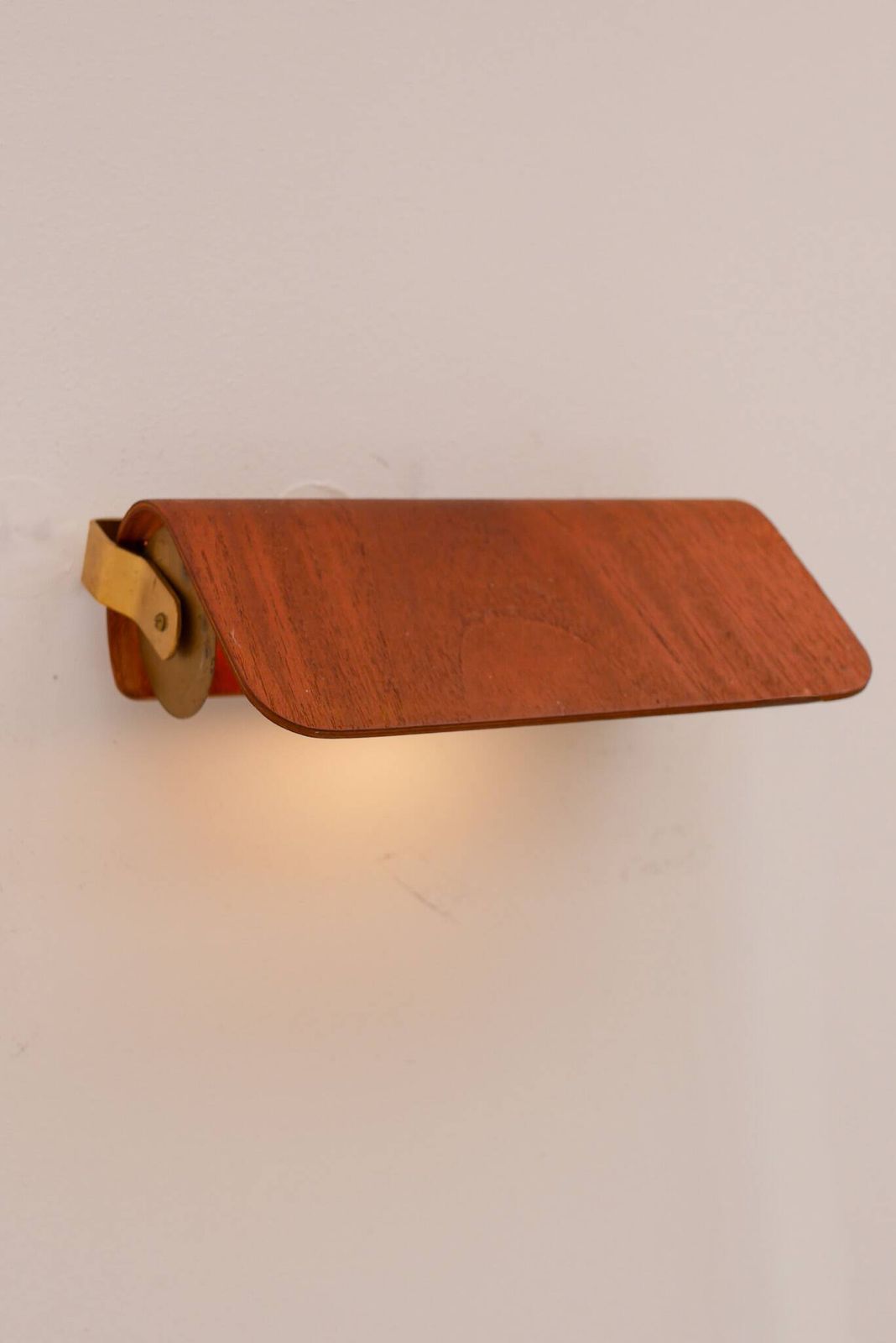Vintage teakhouten wandlamp. Klassiek mid-century modern Scandinavisch design. photo vintage