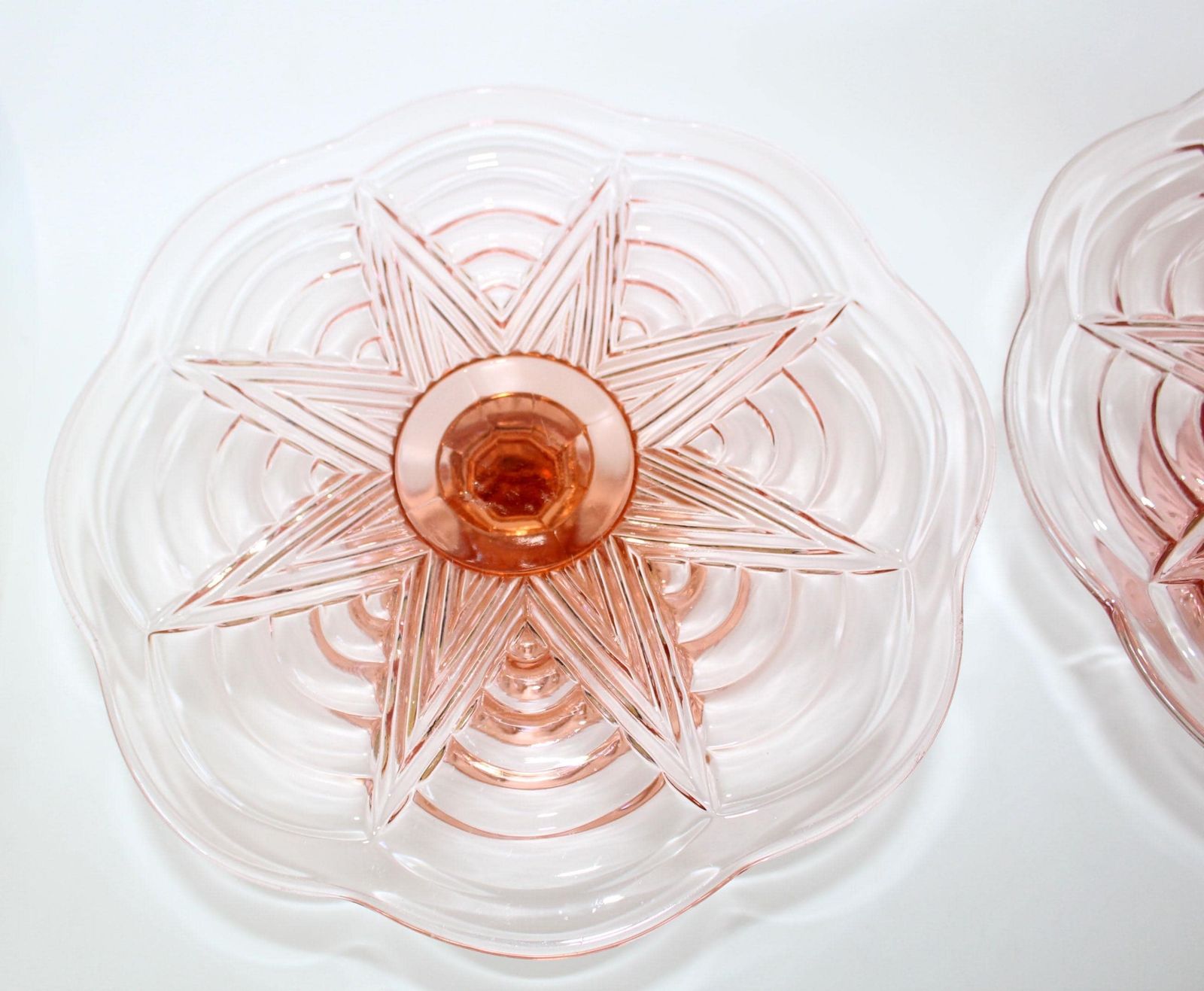 Lot de deux présentoirs à gâteau Art déco en verre rose rosaline, plateau sur pied, verre pressé à motif géométrique en relief photo Décoration