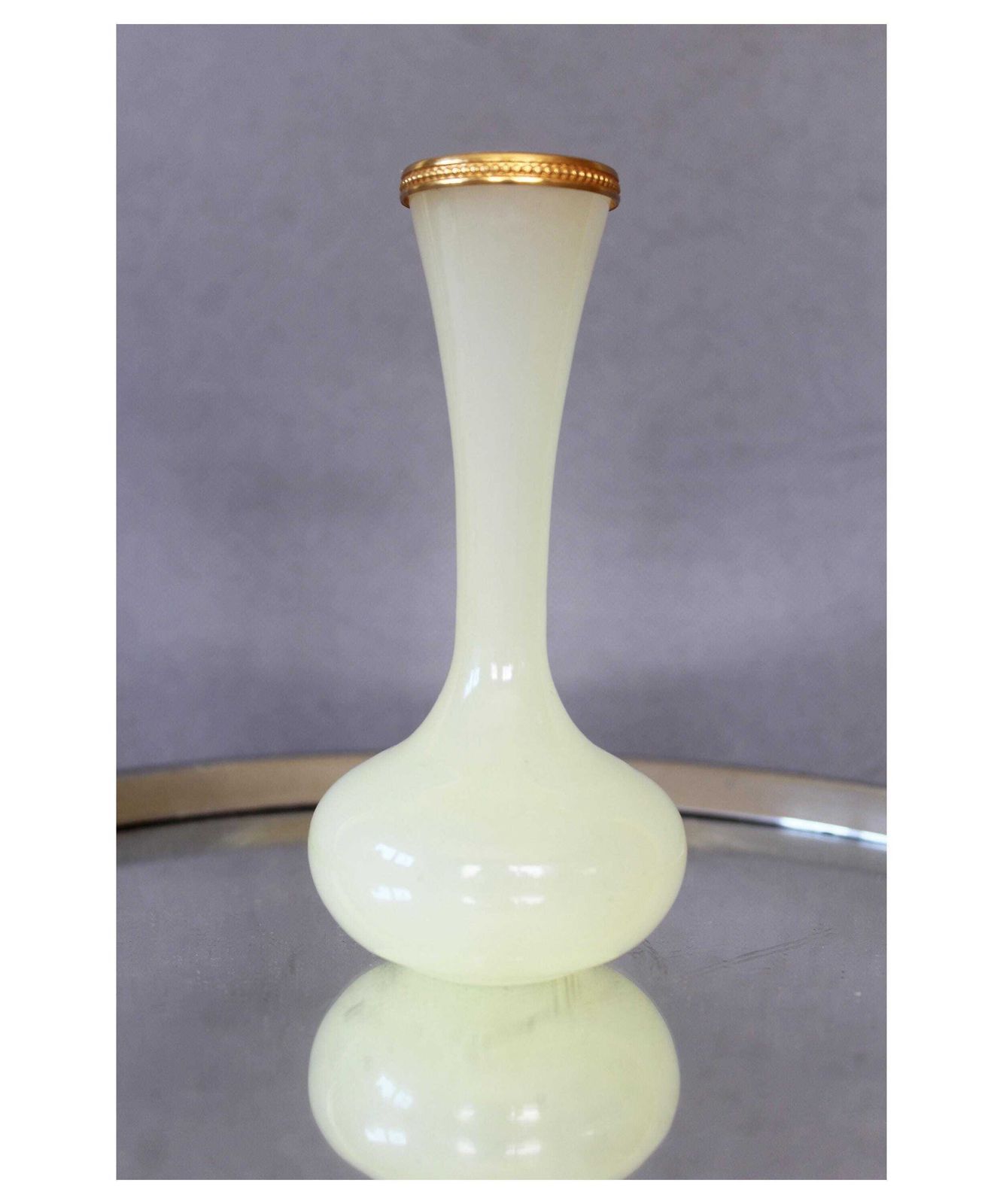 Klein vintage uraniumglas opaline knoppenvase, Murano Italië, kunstglas, soliflore, Ormolu kralenrand, gouden metalen rand, zachtgeel ouraline
