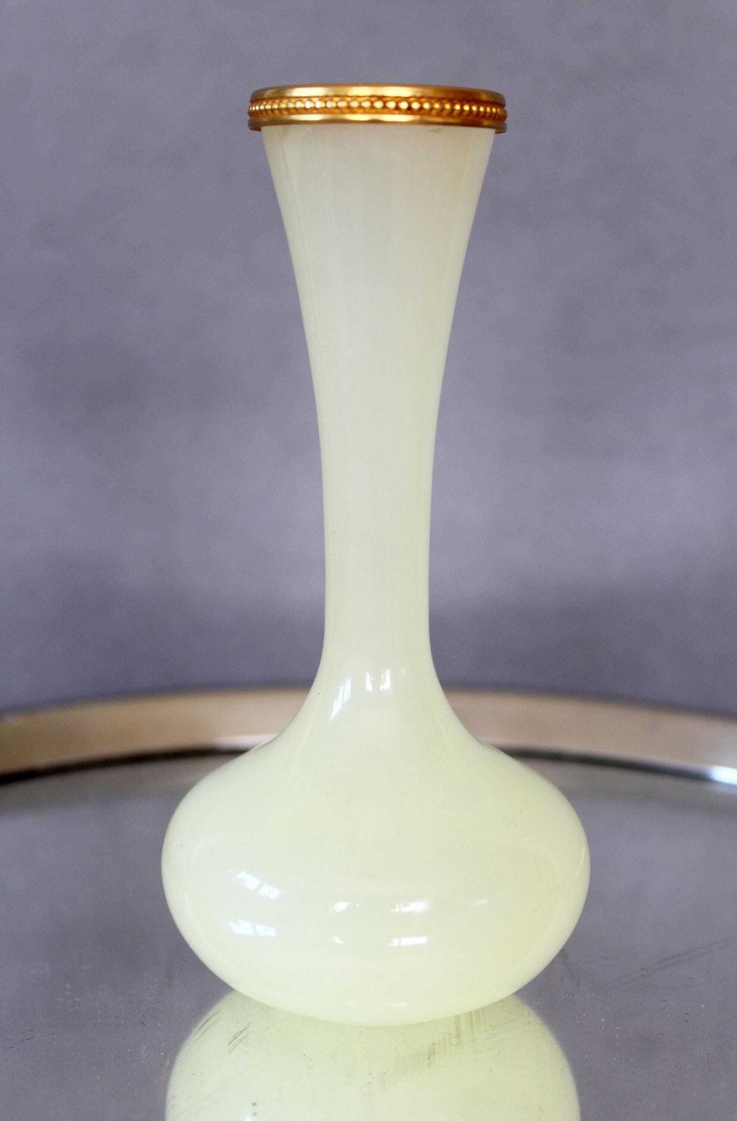 Klein vintage uraniumglas opaline knoppenvase, Murano Italië, kunstglas, soliflore, Ormolu kralenrand, gouden metalen rand, zachtgeel ouraline photo vintage