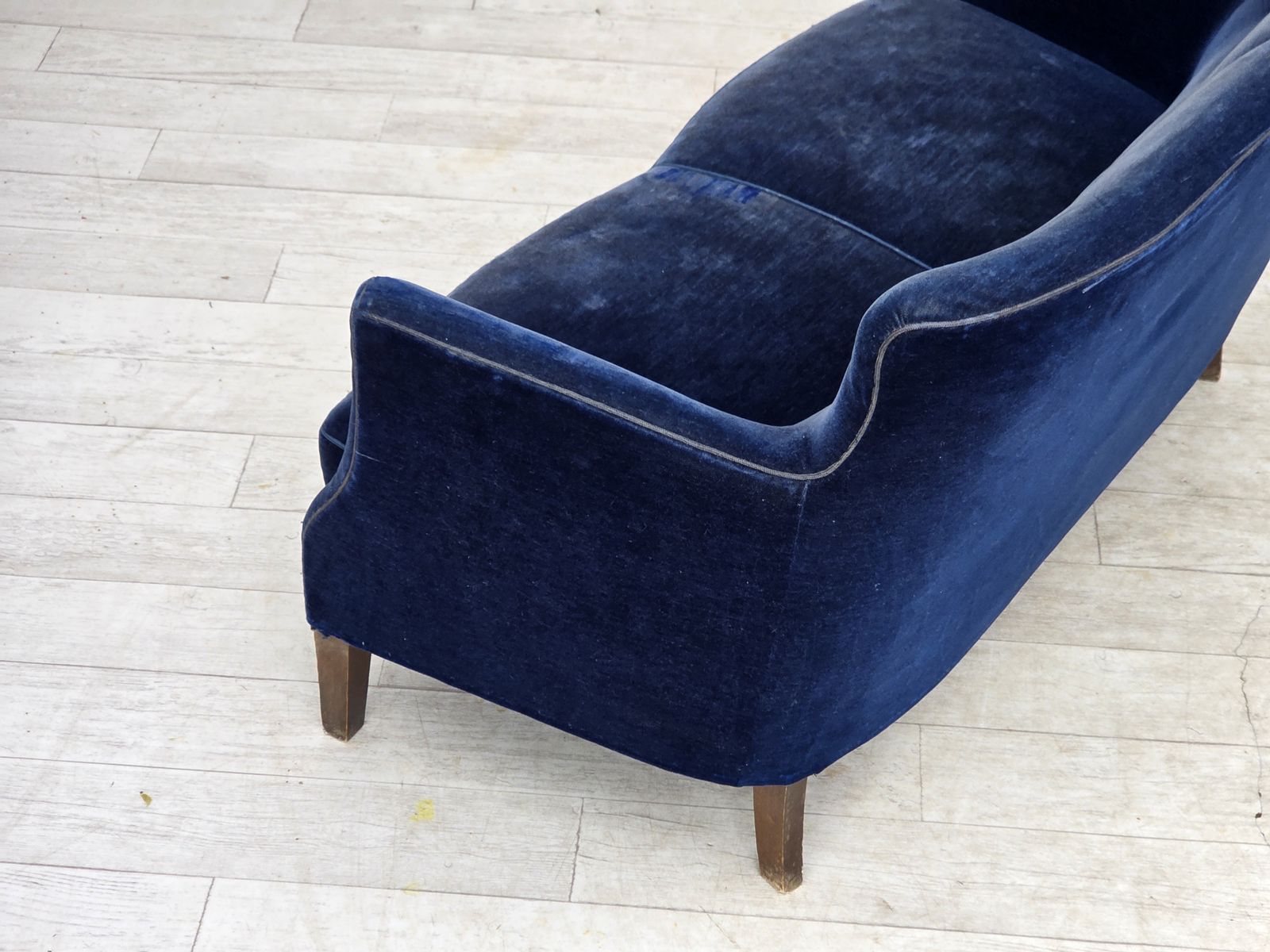 photo vintage 1960s, Danish 2 Seater Sofa. Dark Blue Furniture Velour.