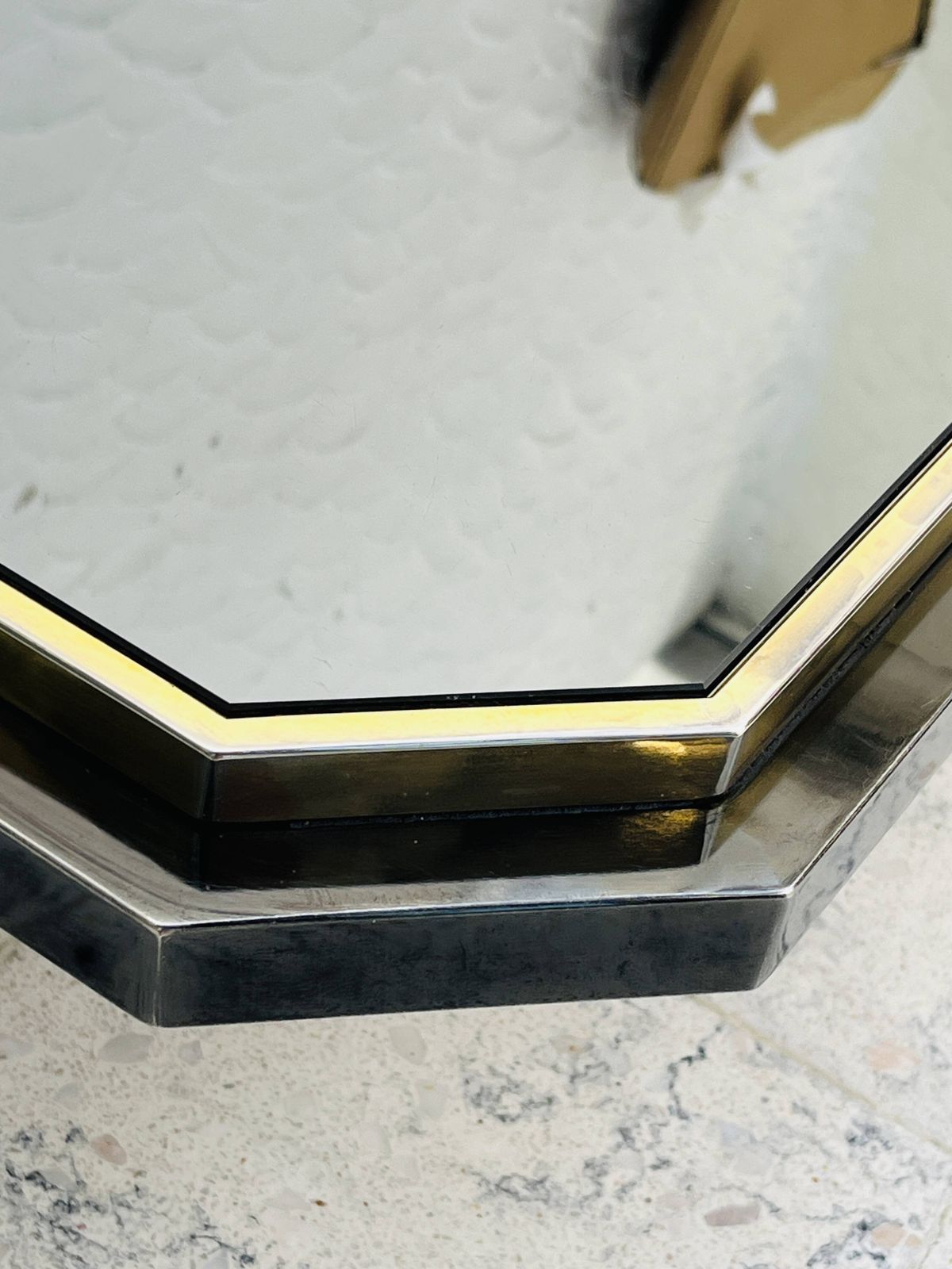 photo buy Tweekleurige salontafel in messing en zwart spiegelglas van Fedam