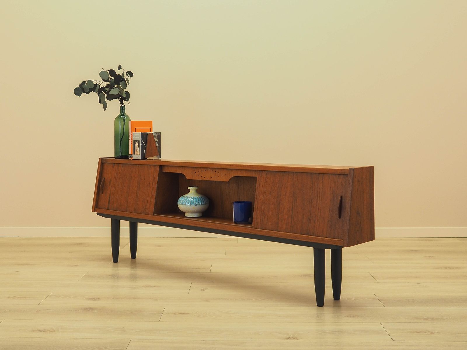 Teakhouten Dressoir Met Verlichte Sectie En Schuifdeuren, Denemarken, jaren 1960 photo 1539.0