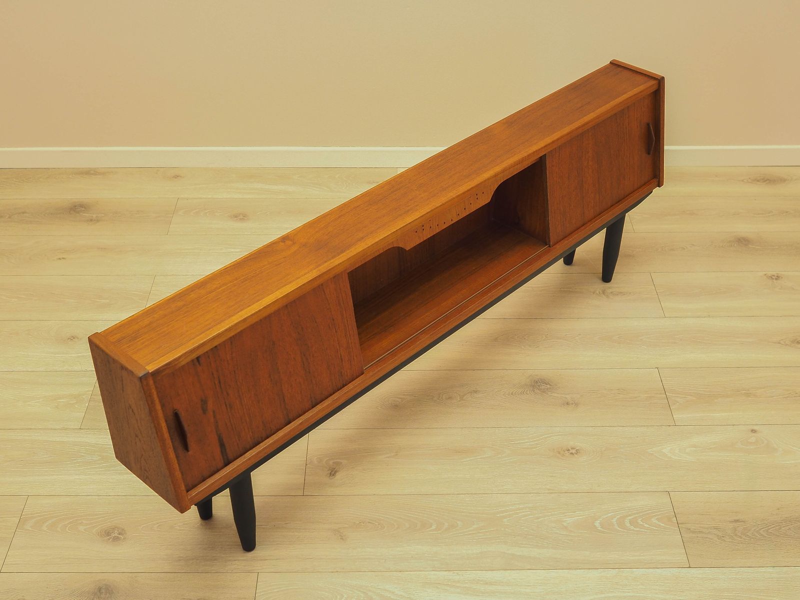 photo furniture Teakhouten Dressoir Met Verlichte Sectie En Schuifdeuren, Denemarken, jaren 1960