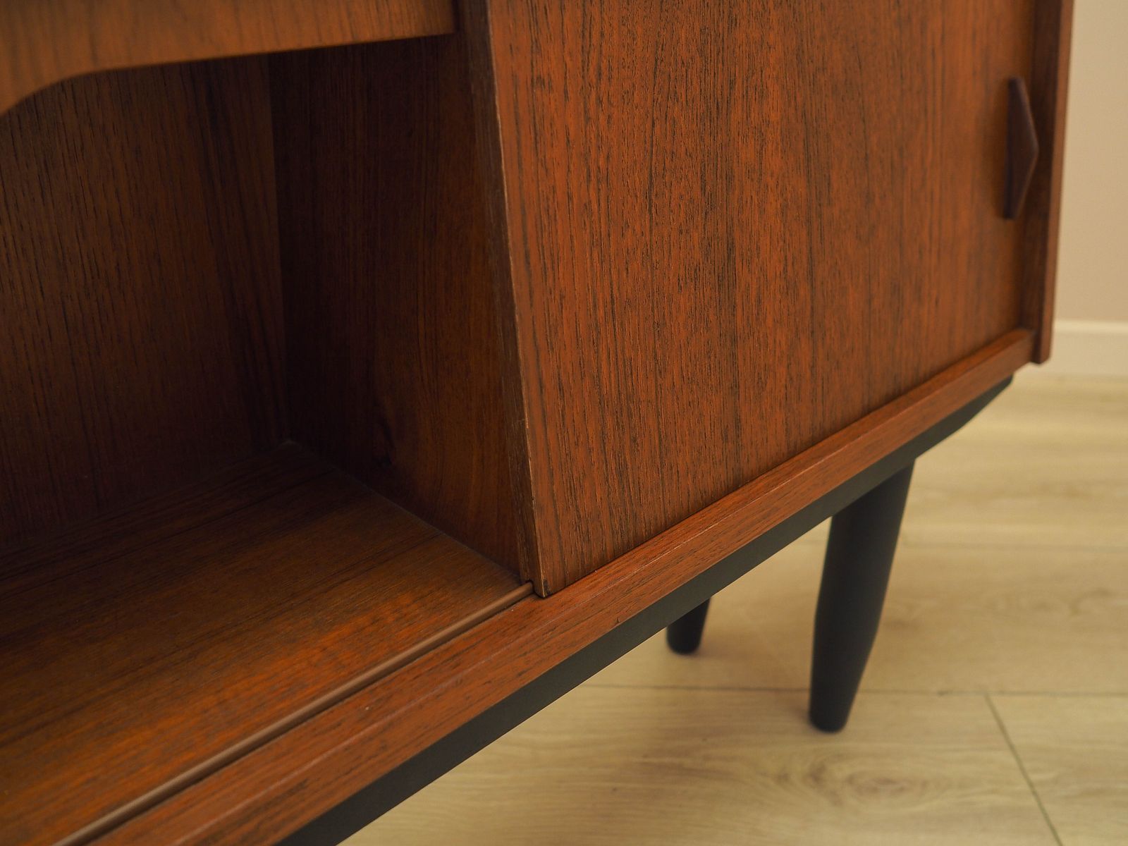 Meubels Teakhouten Dressoir Met Verlichte Sectie En Schuifdeuren, Denemarken, jaren 1960 photo