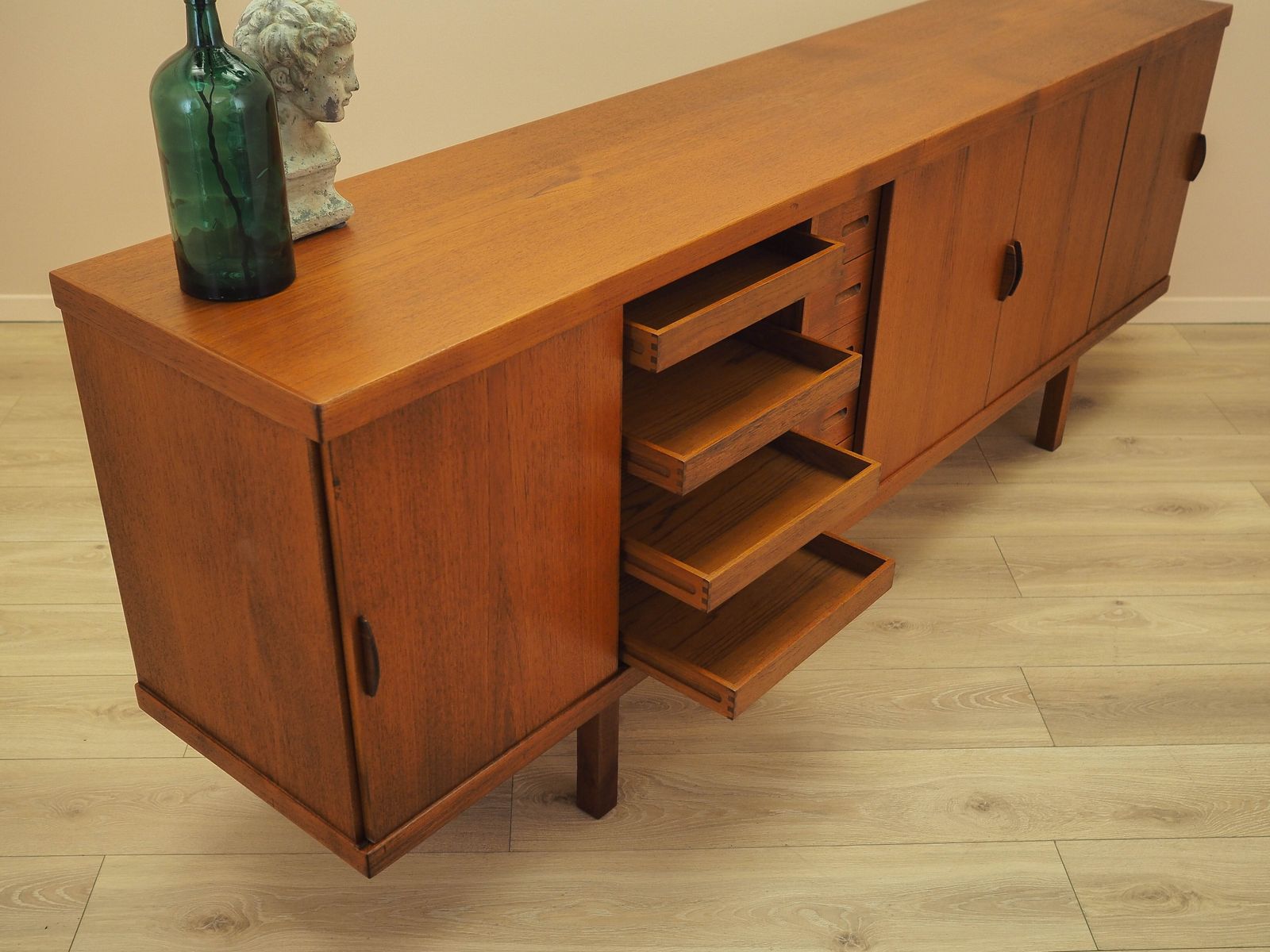 photo furniture Teakhouten Dressoir met Schuifdeuren, Danish Modern Design ca. jaren 1960