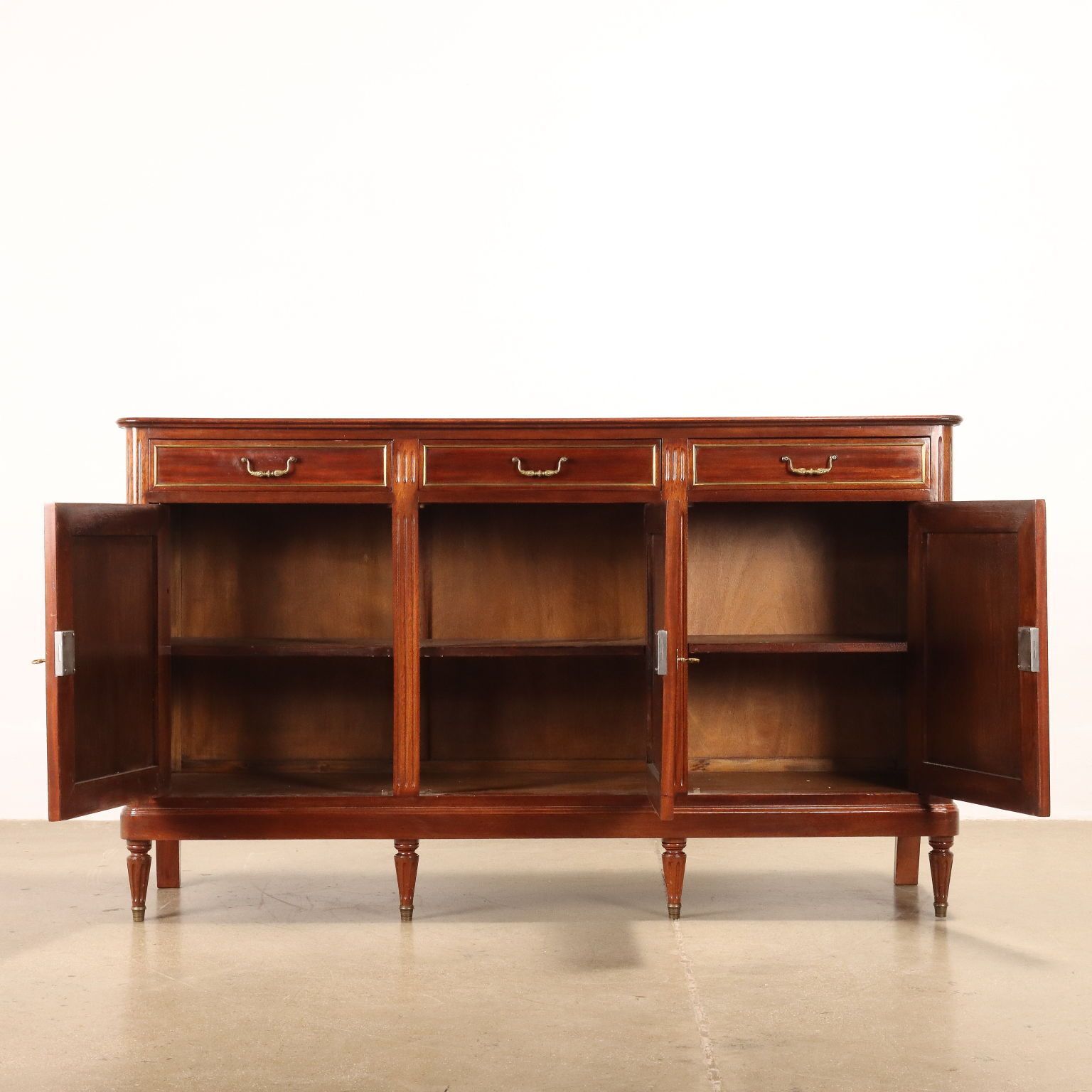 Neoclassicistische stijl kast met messing randen Italië 20e eeuw photo for sale