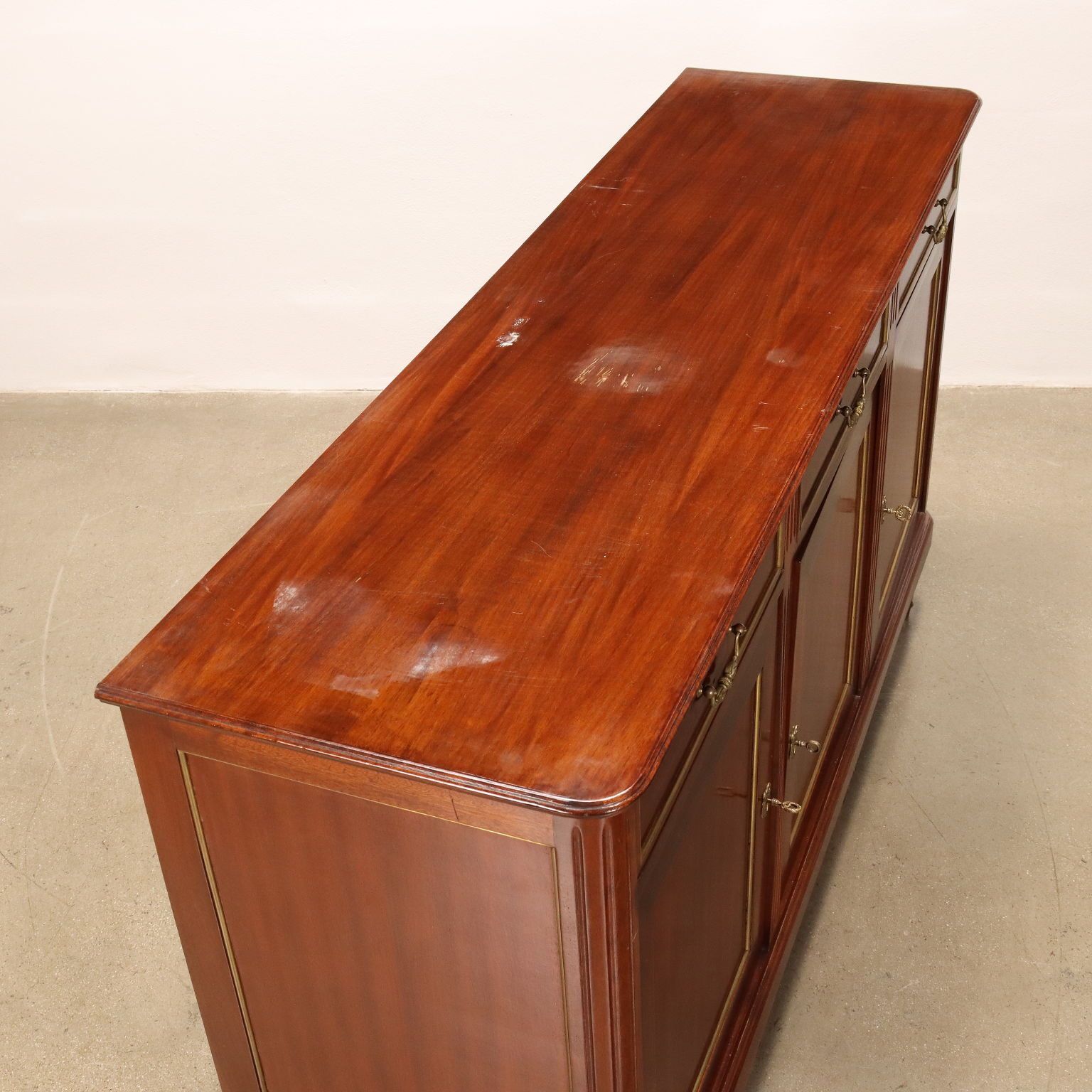photo furniture Neoclassicistische stijl kast met messing randen Italië 20e eeuw