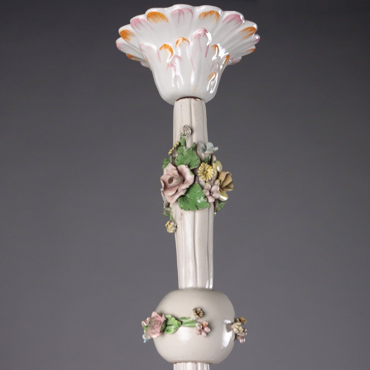 Verlichting Antieke 3-lichts kroonluchter, porseleinen Capodimonte, Italië, 20e eeuw photo