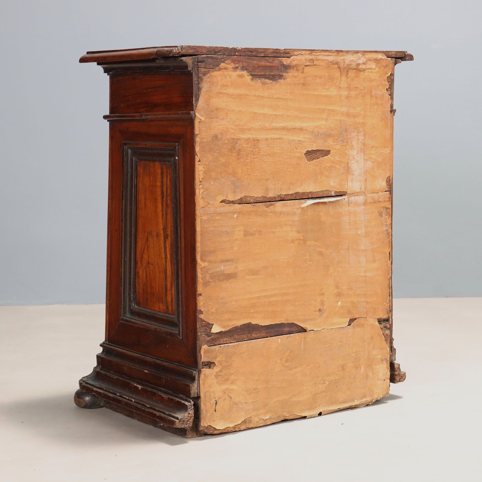 photo for sale Table de chevet d'époque en noyer et sapin, Italie, XVIIe siècle