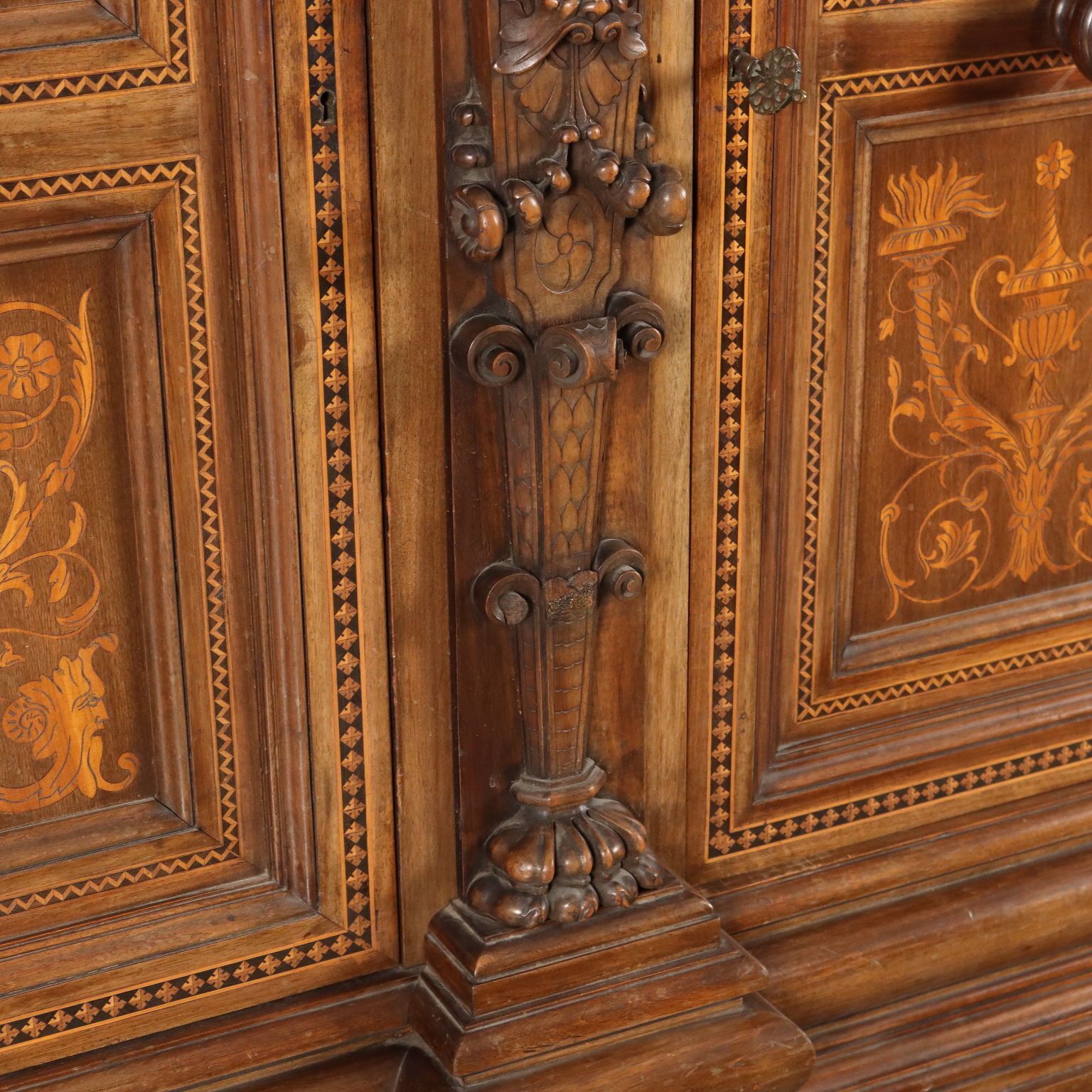 photo for sale Armoire de style néo-Renaissance en bois sculpté, XXe siècle