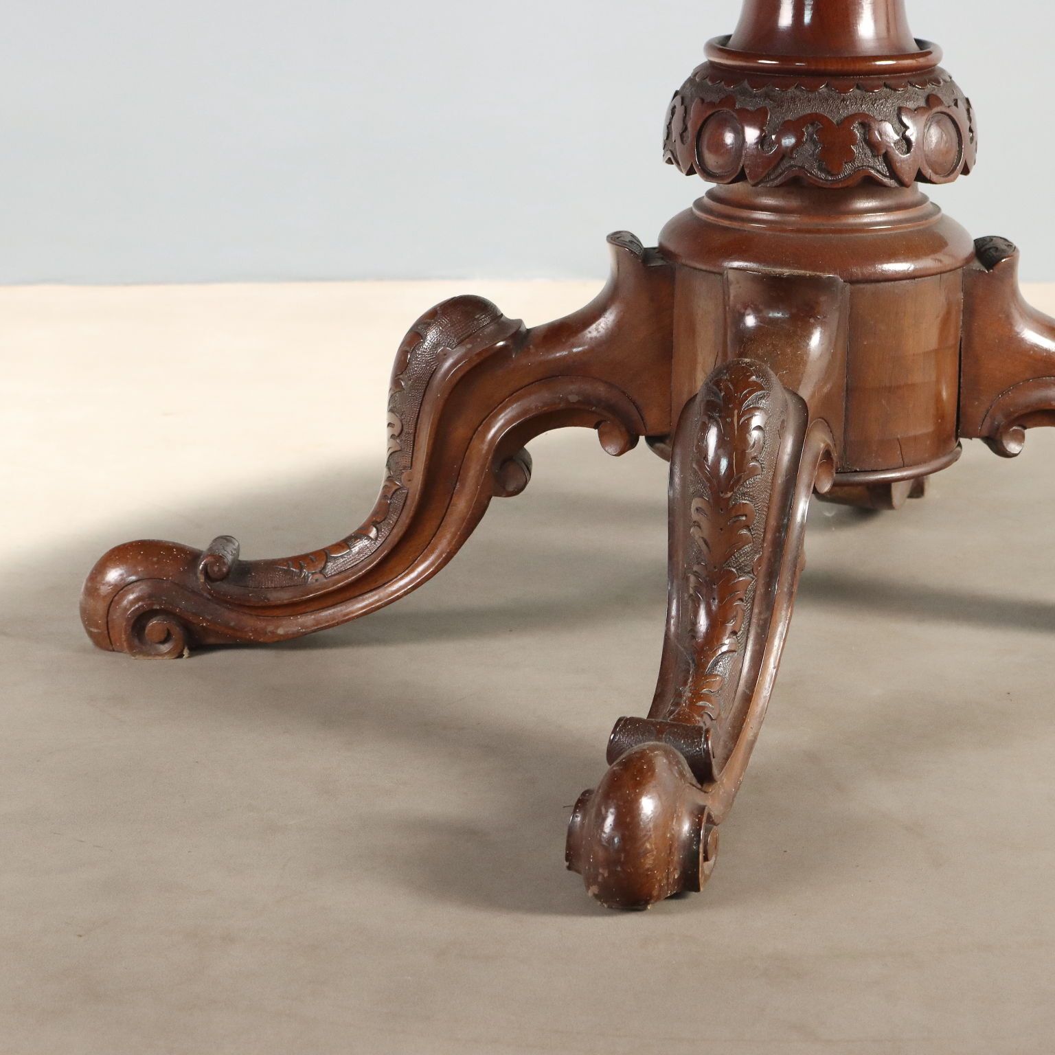 photo furniture Table à plateau basculant en acajou incrusté, Angleterre, XIXe siècle