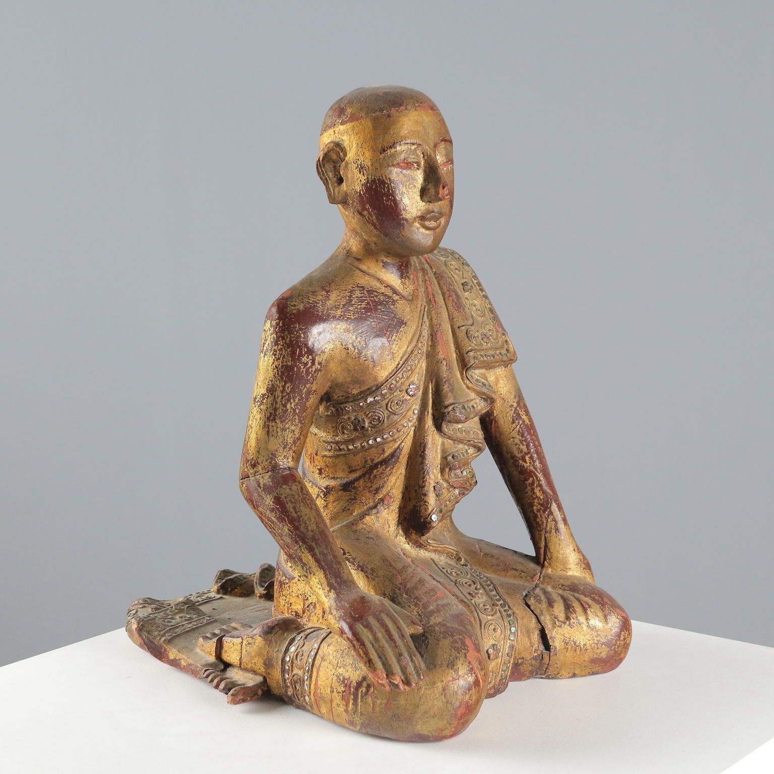 Sculpture d'époque représentant un moine en bois laqué et doré, Myanmar, XXe siècle