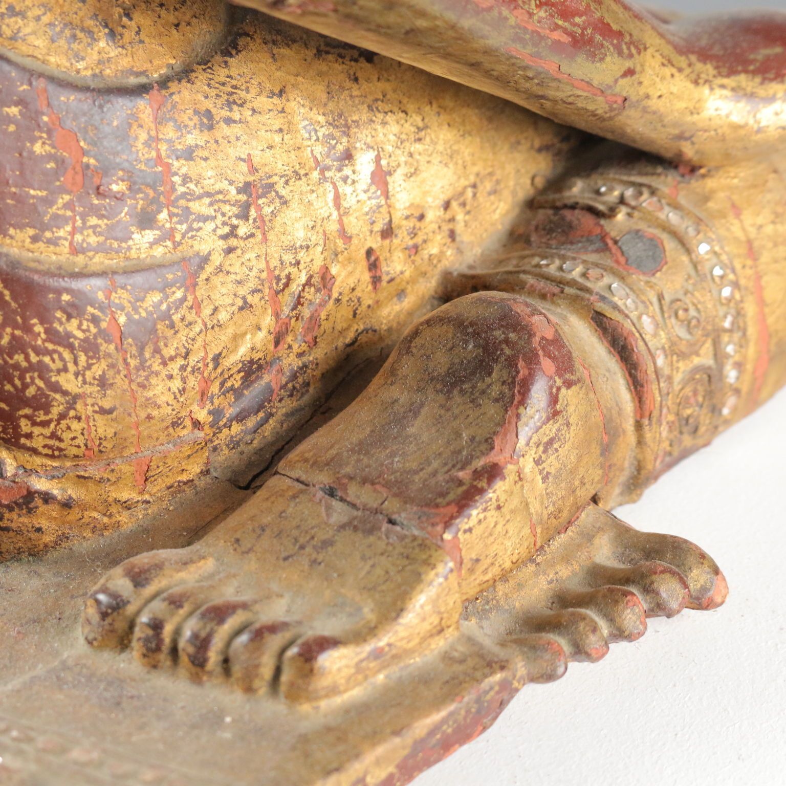 Sculpture d'époque représentant un moine en bois laqué et doré, Myanmar, XXe siècle photo 490.0