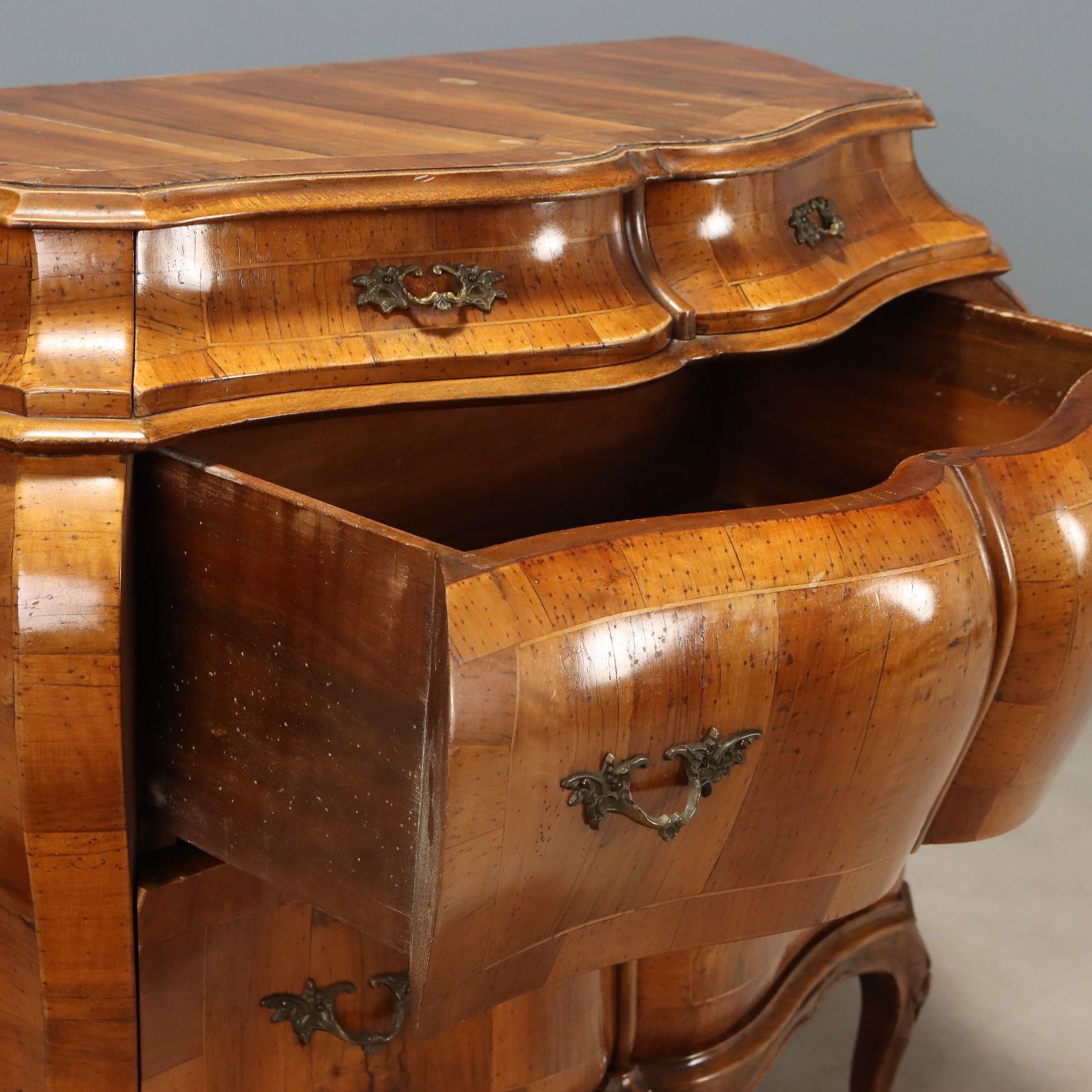 Commode de style Chippendale en bois, Italie, XXe siècle photo 640.0