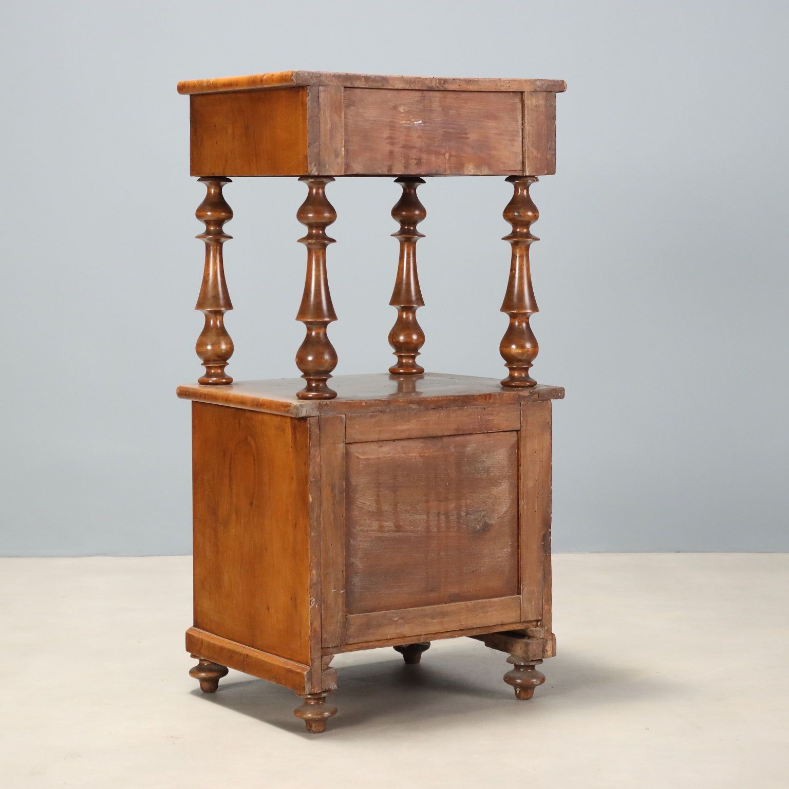 photo furniture Table de nuit Louis-Philippe en noyer, Italie, fin du XIXe siècle