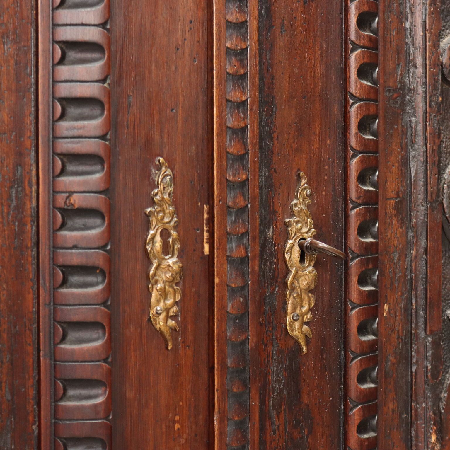 Mobilier Armoire d'époque néo-Renaissance en noyer, Italie, XIXe siècle photo