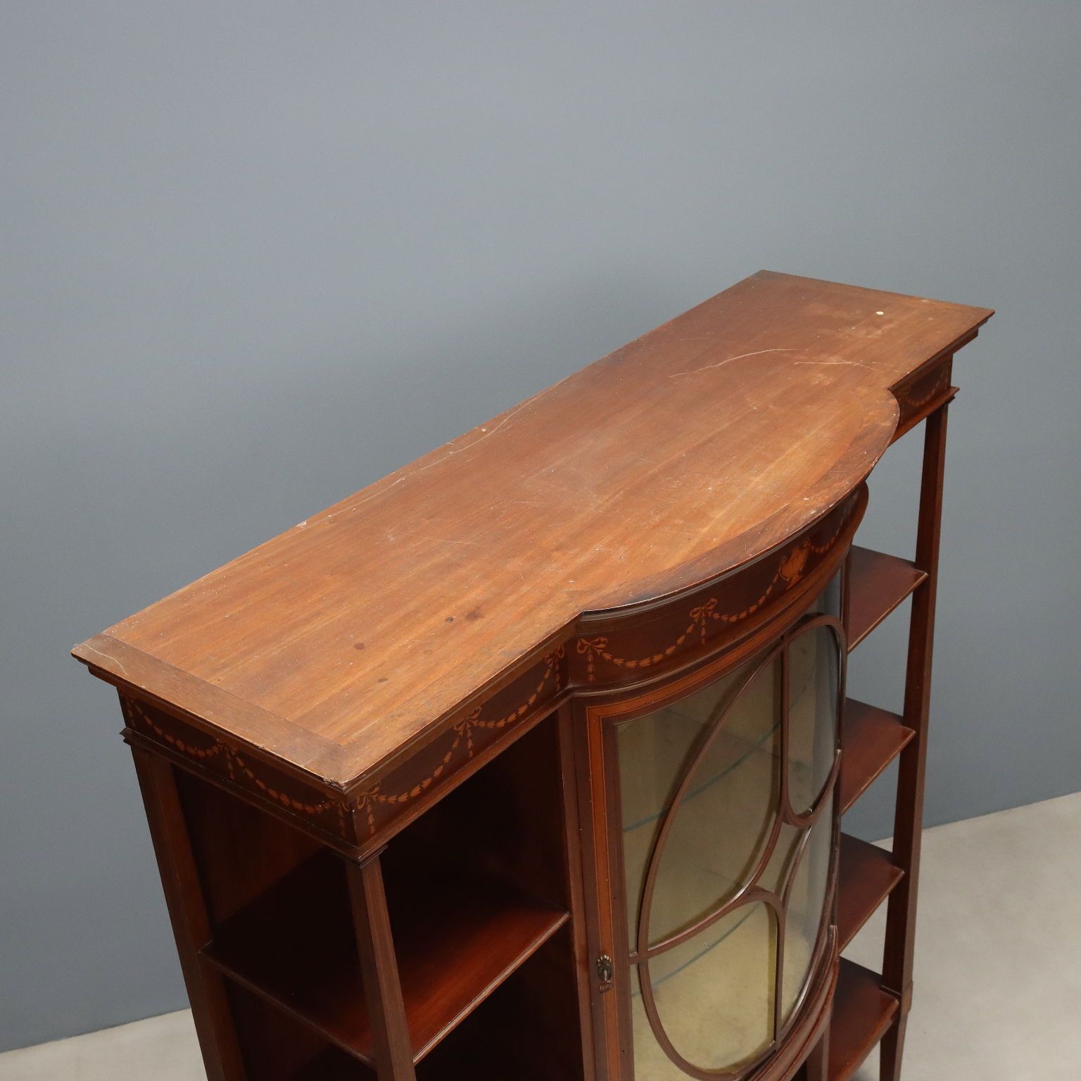 Meubels Mahonie vitrinekast met esdoorninleg photo