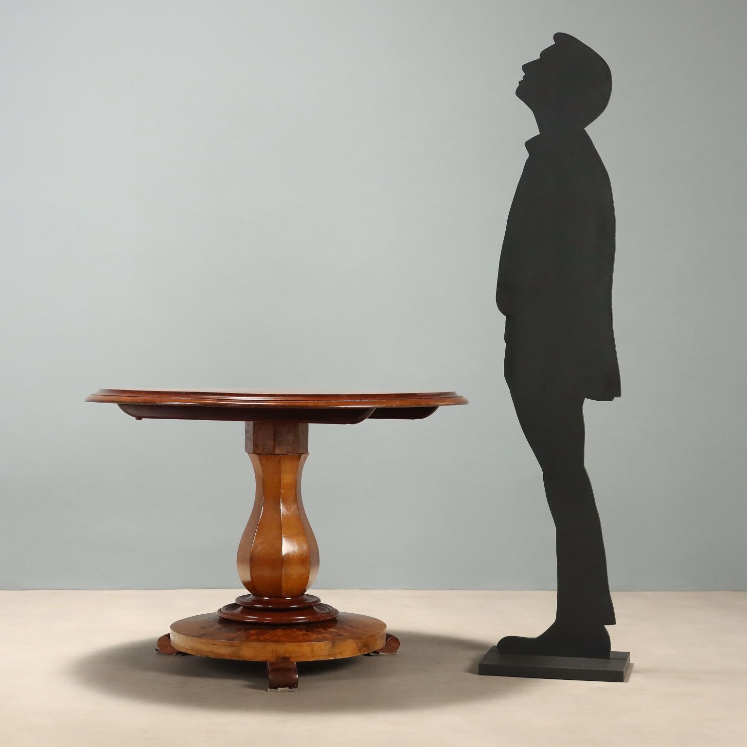Wortelnoten en mahonie tafel   Nederland begin 20e eeuw photo furniture
