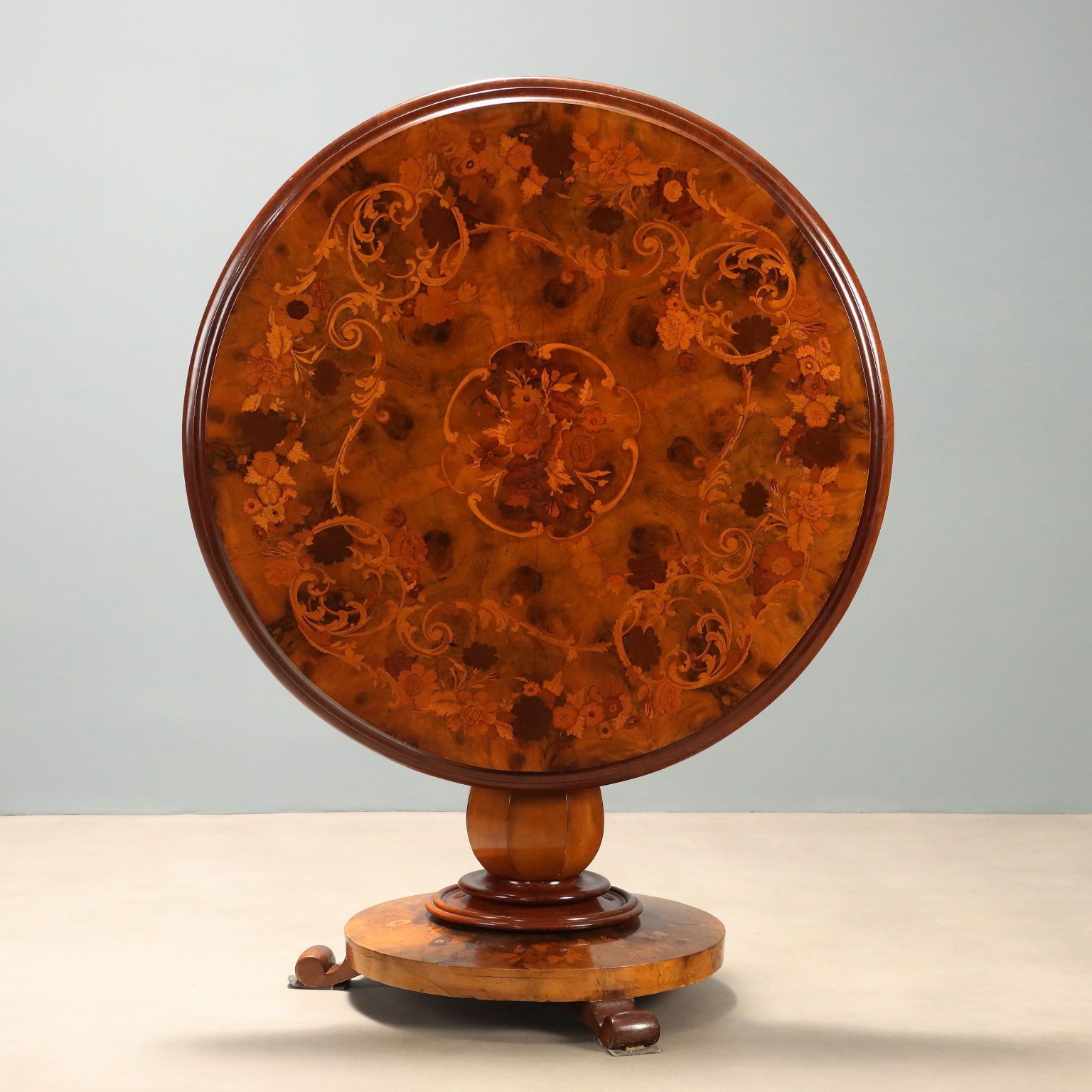 Wortelnoten en mahonie tafel   Nederland begin 20e eeuw photo for sale