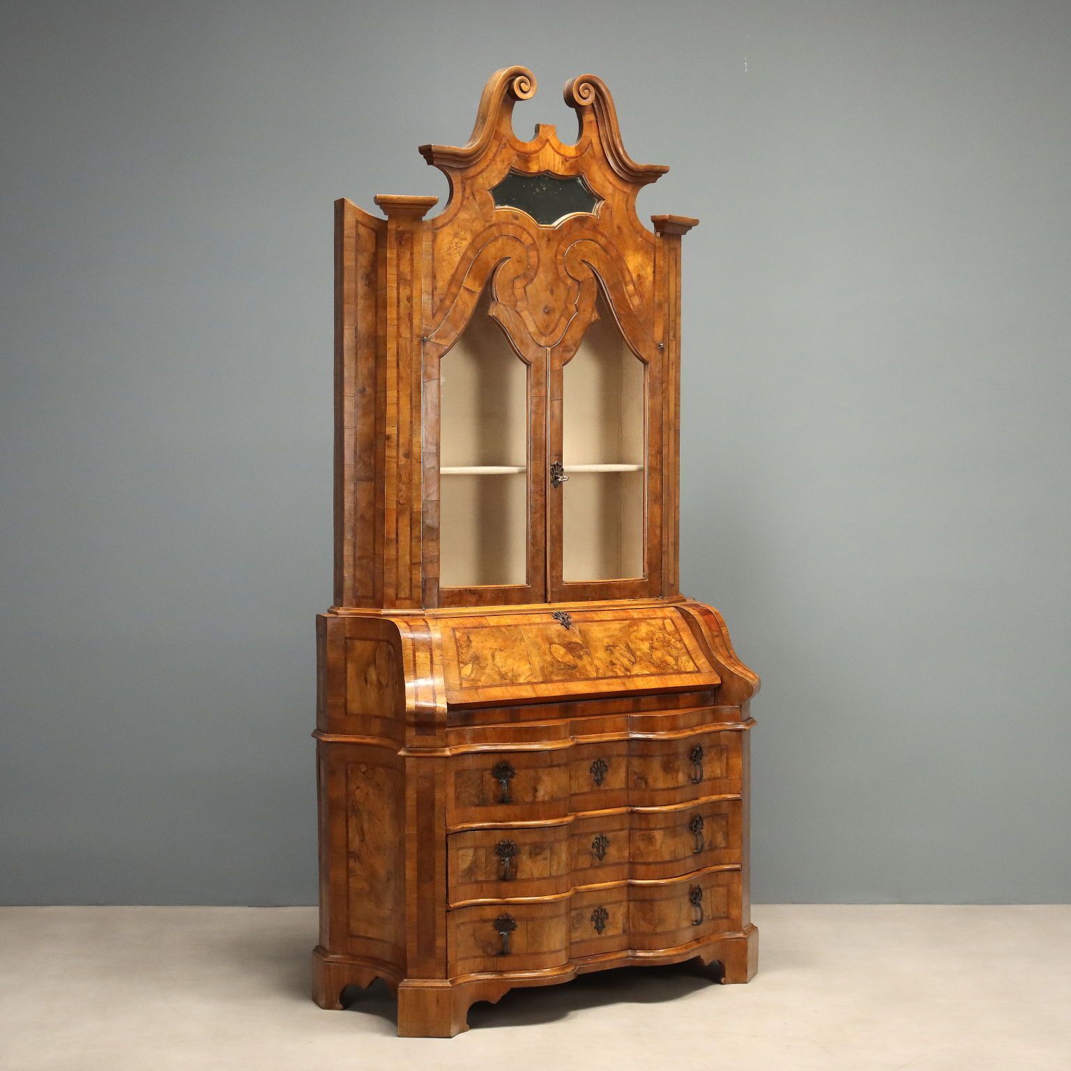 Trumeau d'époque en noyer et loupe de noyer, verre et bronze, XXe siècle