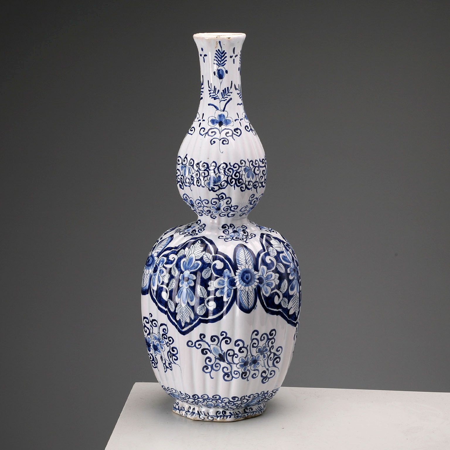 Vase d'époque en majolique, manufacture Aprey, France, XIXe siècle