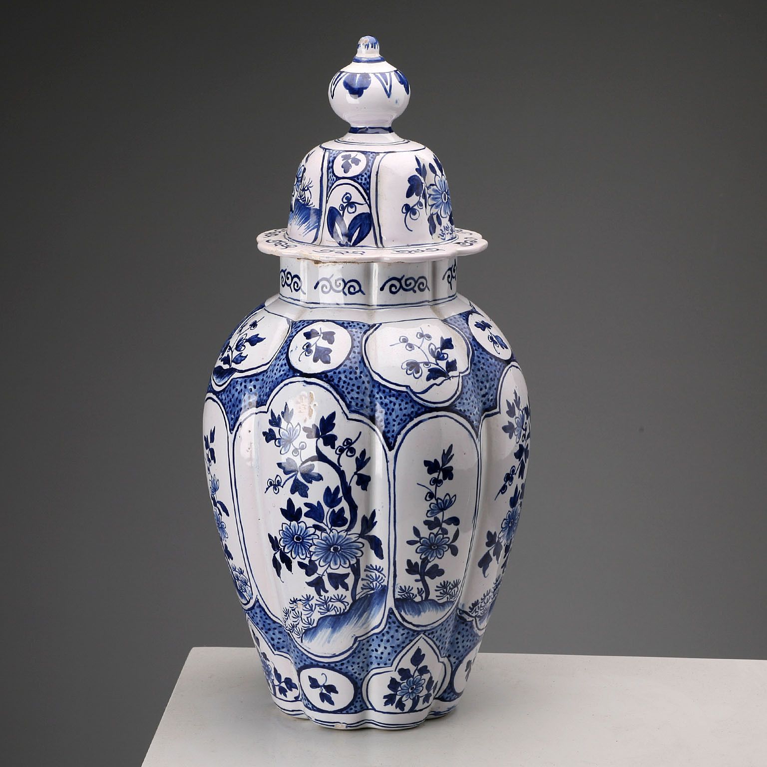 Vase d'époque avec couvercle en majolique, manufacture Aprey, France, XXe siècle photo for sale