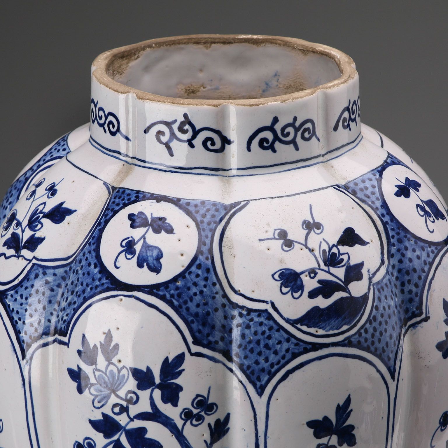 Vase d'époque avec couvercle en majolique, manufacture Aprey, France, XXe siècle photo vinterior