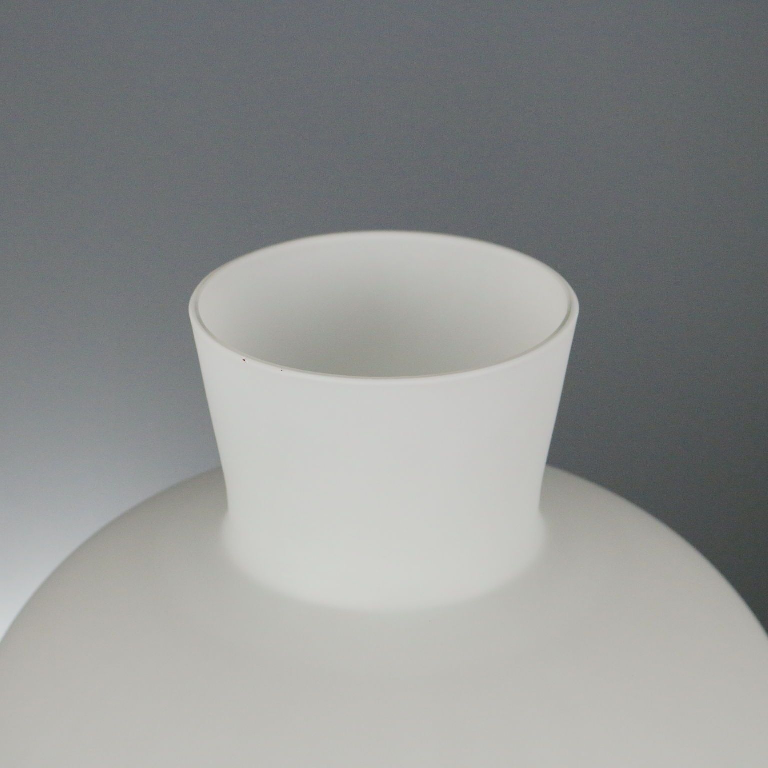 Vase en verre soufflé opalin blanc, manufacture de Murano photo for sale