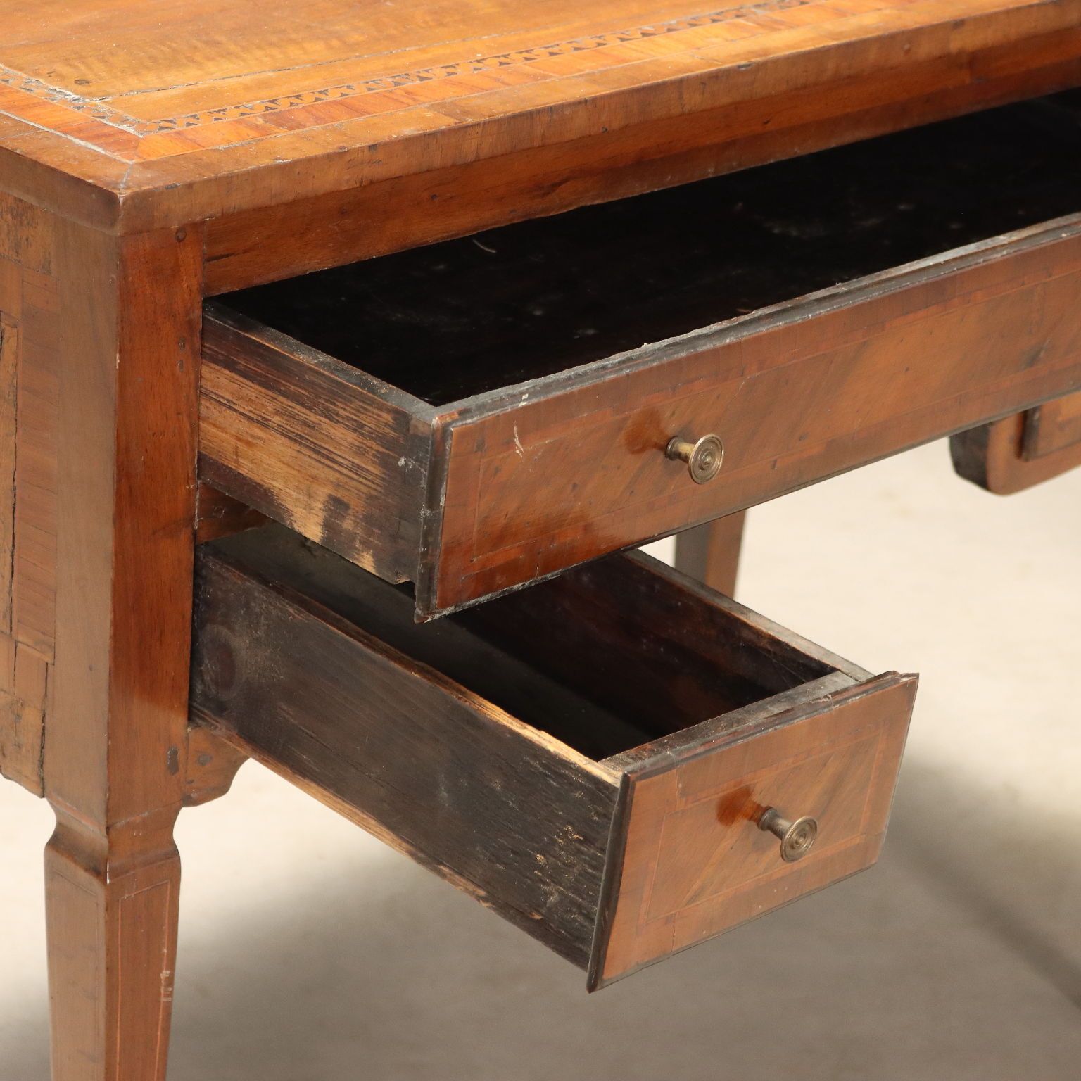 Neoklassiek walnoten schrijfbureau, 19e eeuw photo Meubels