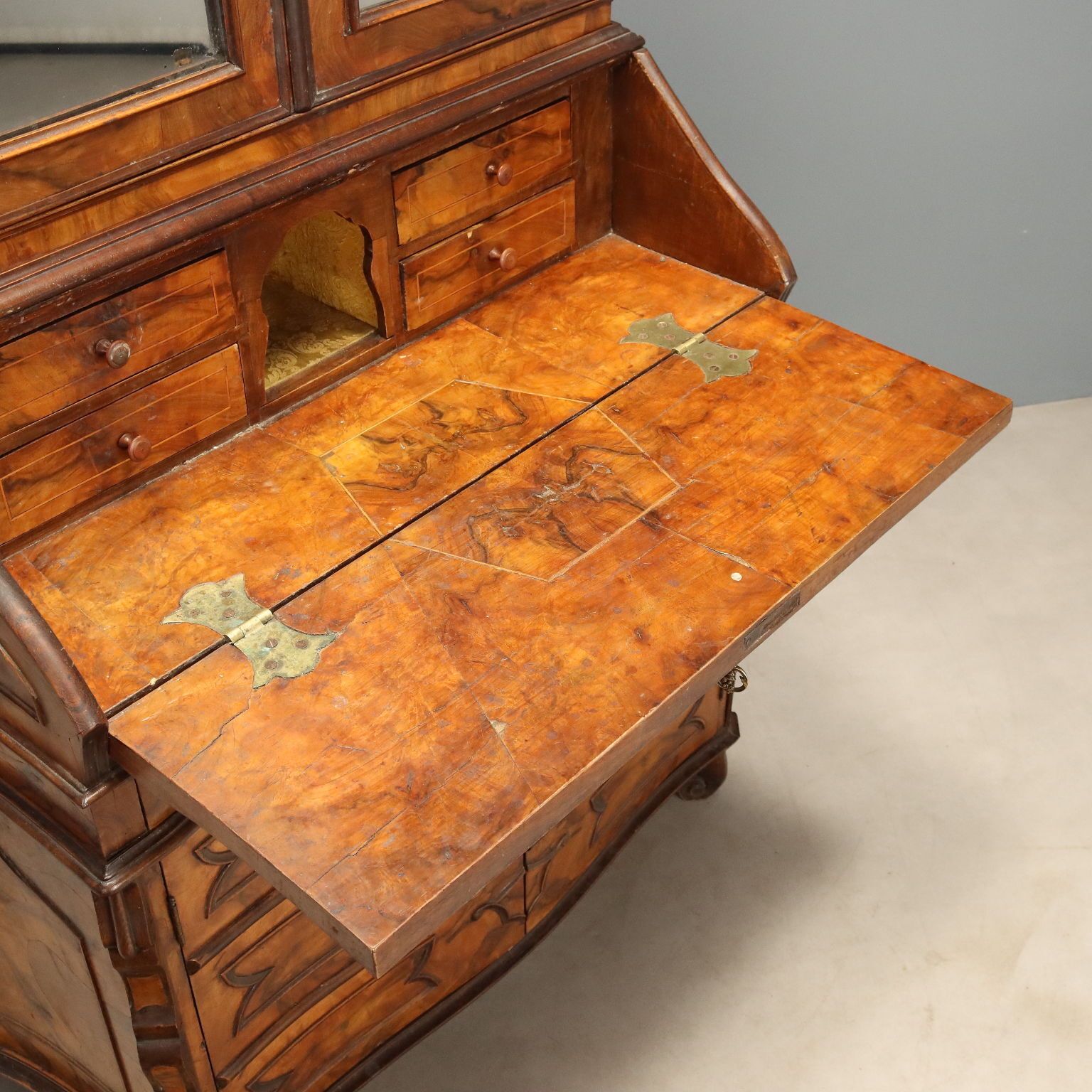 photo furniture Antiek Lombardijse Trumeau Walnoot Klepdeuren Italië XX Eeuw