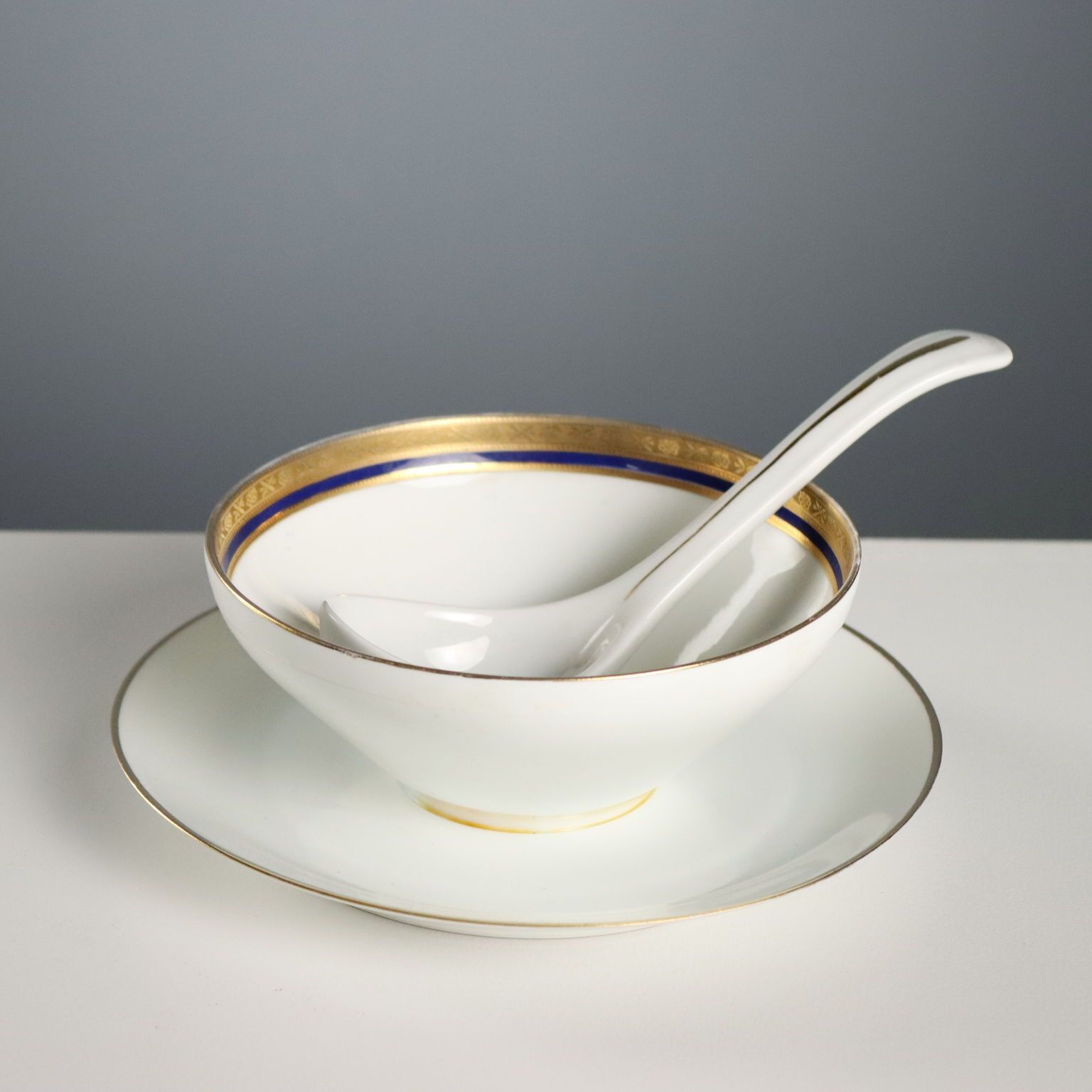 Service de table en porcelaine à filets dorés photo vinterior