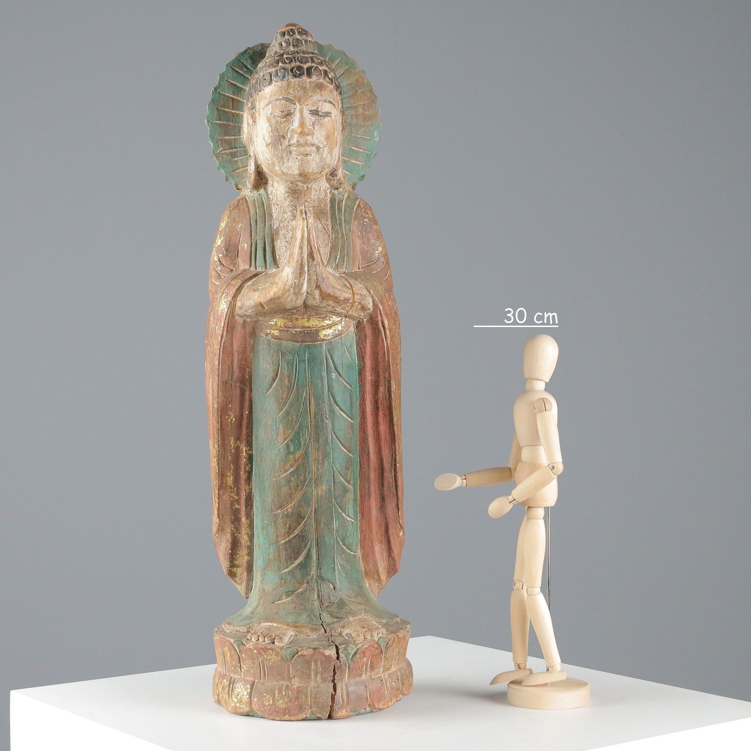 Sculpture de Bouddha en bois sculpté photo furniture