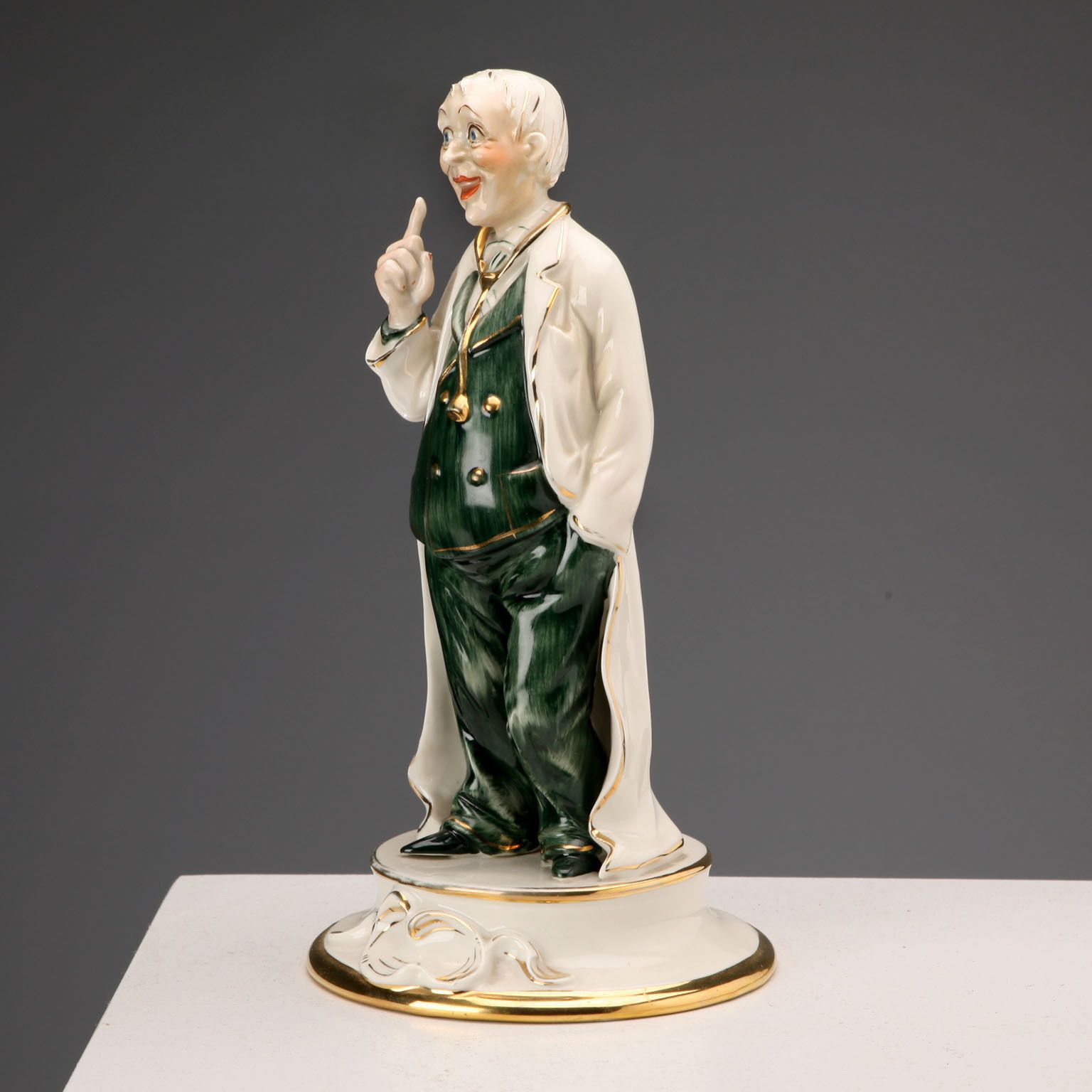 Figurine miniature de médecin en porcelaine d'époque, manufacture CVS, XXe siècle photo for sale