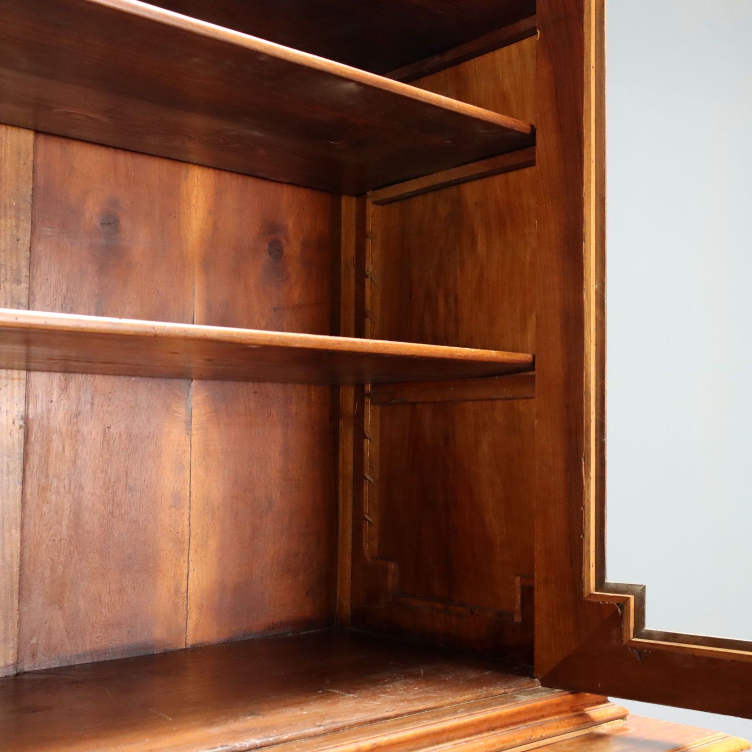 Walnoothouten Dressoir Met Glazen Vitrinekast photo 1100.0